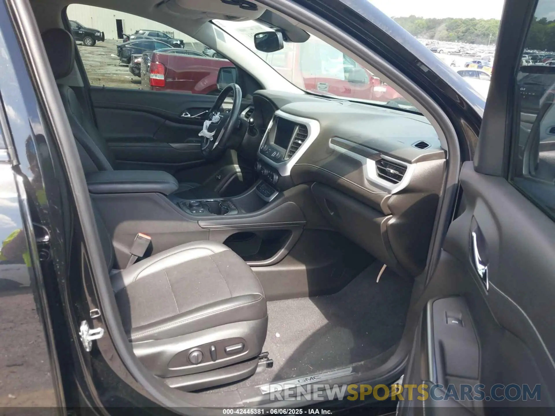 5 Photograph of a damaged car 1GKKNMLS0MZ136228 GMC ACADIA 2021