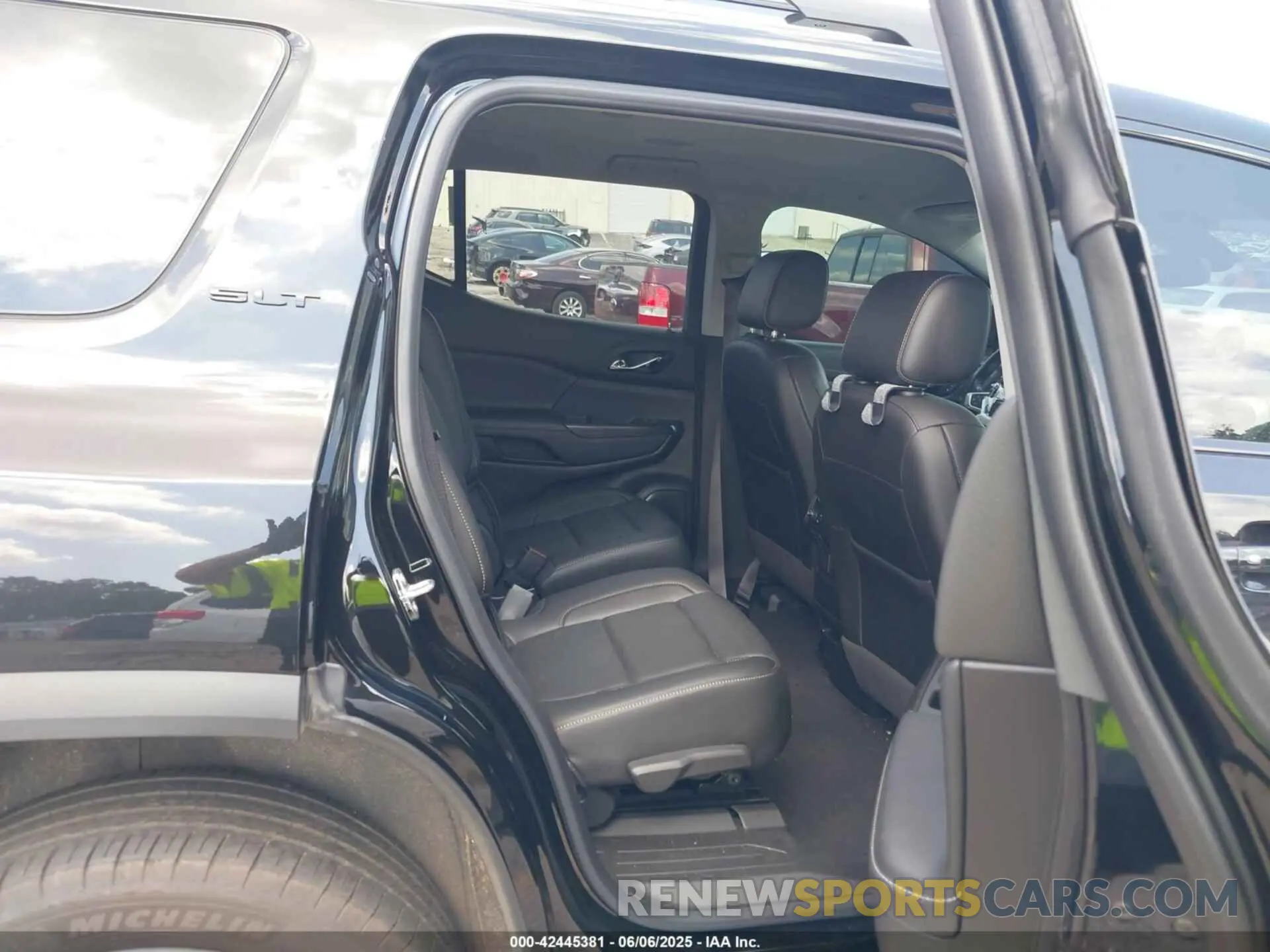 8 Photograph of a damaged car 1GKKNMLS0MZ136228 GMC ACADIA 2021