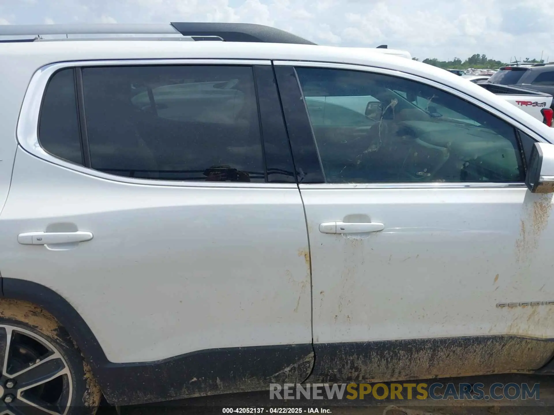 13 Photograph of a damaged car 1GKKNMLS8MZ114591 GMC ACADIA 2021