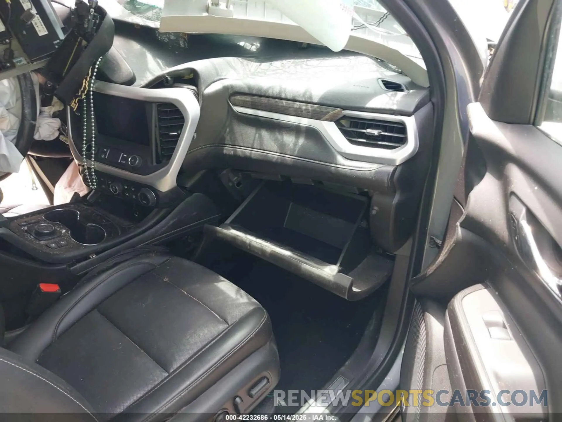 5 Photograph of a damaged car 1GKKNMLS8MZ174774 GMC ACADIA 2021