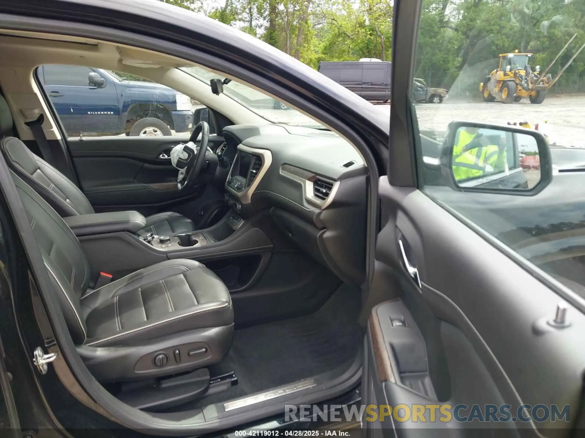 5 Photograph of a damaged car 1GKKNPLS2MZ224943 GMC ACADIA 2021