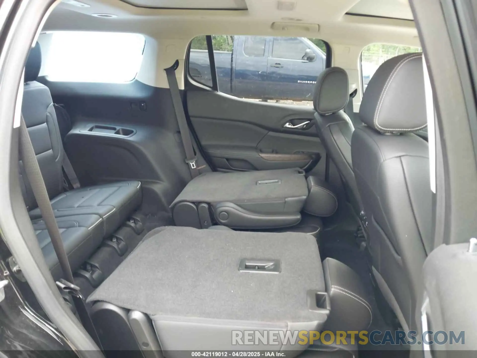 8 Photograph of a damaged car 1GKKNPLS2MZ224943 GMC ACADIA 2021