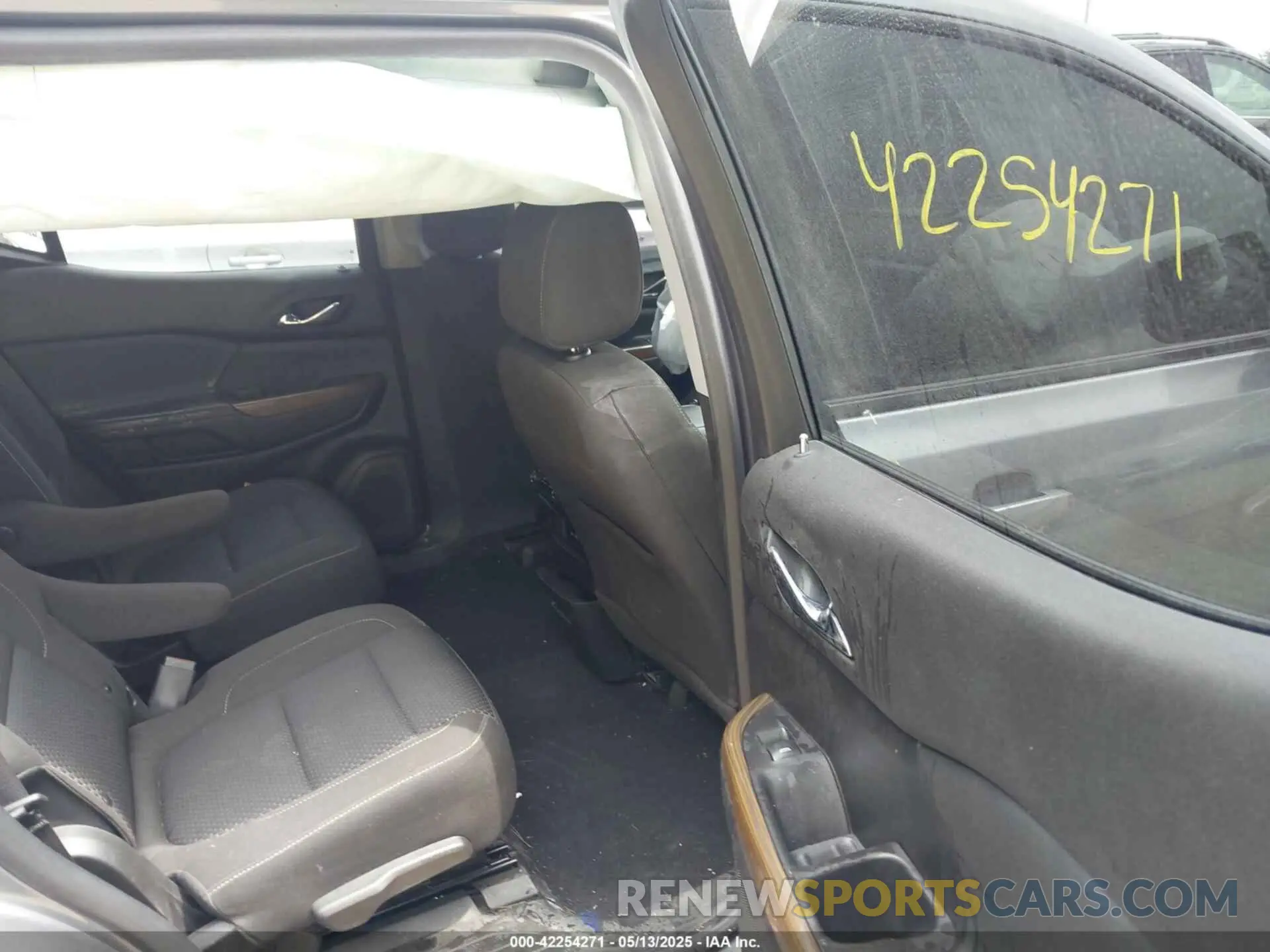 8 Photograph of a damaged car 1GKKNRLS1MZ173110 GMC ACADIA 2021