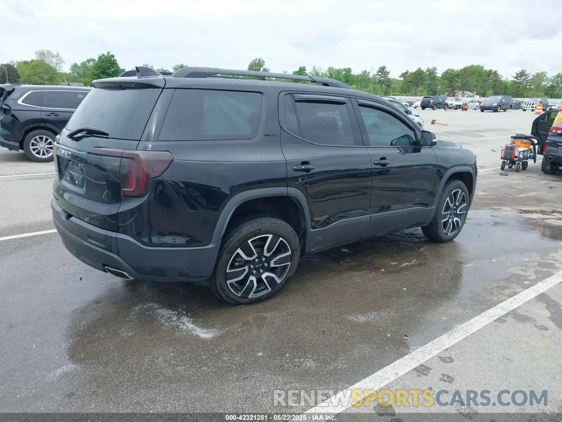 4 Photograph of a damaged car 1GKKNUL47MZ111425 GMC ACADIA 2021