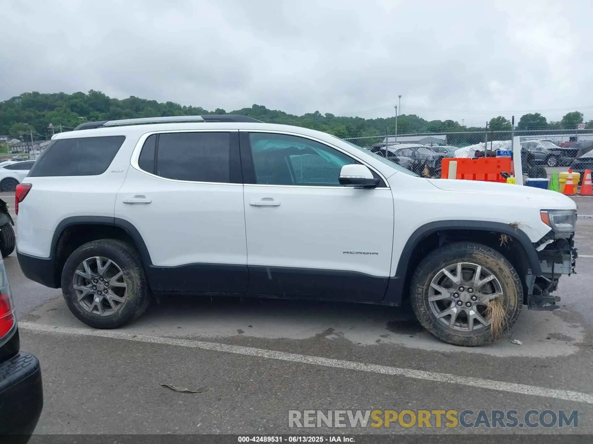 14 Photograph of a damaged car 1GKKNULS0MZ209534 GMC ACADIA 2021