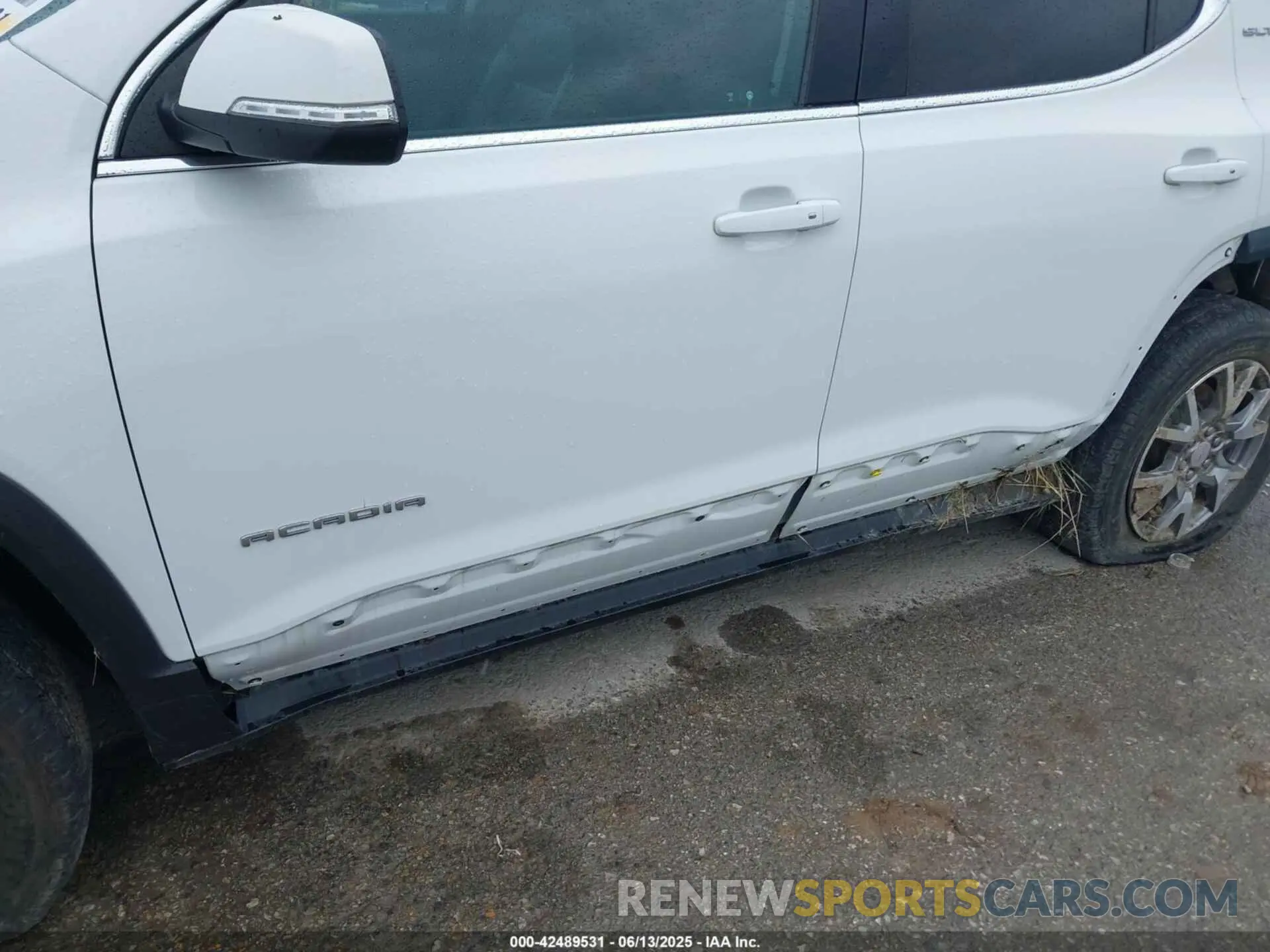 18 Photograph of a damaged car 1GKKNULS0MZ209534 GMC ACADIA 2021