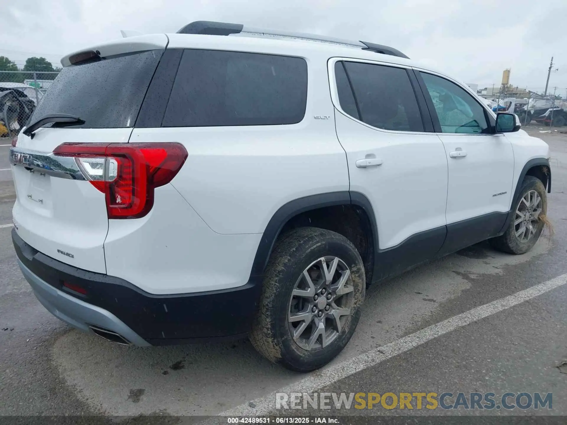 4 Photograph of a damaged car 1GKKNULS0MZ209534 GMC ACADIA 2021