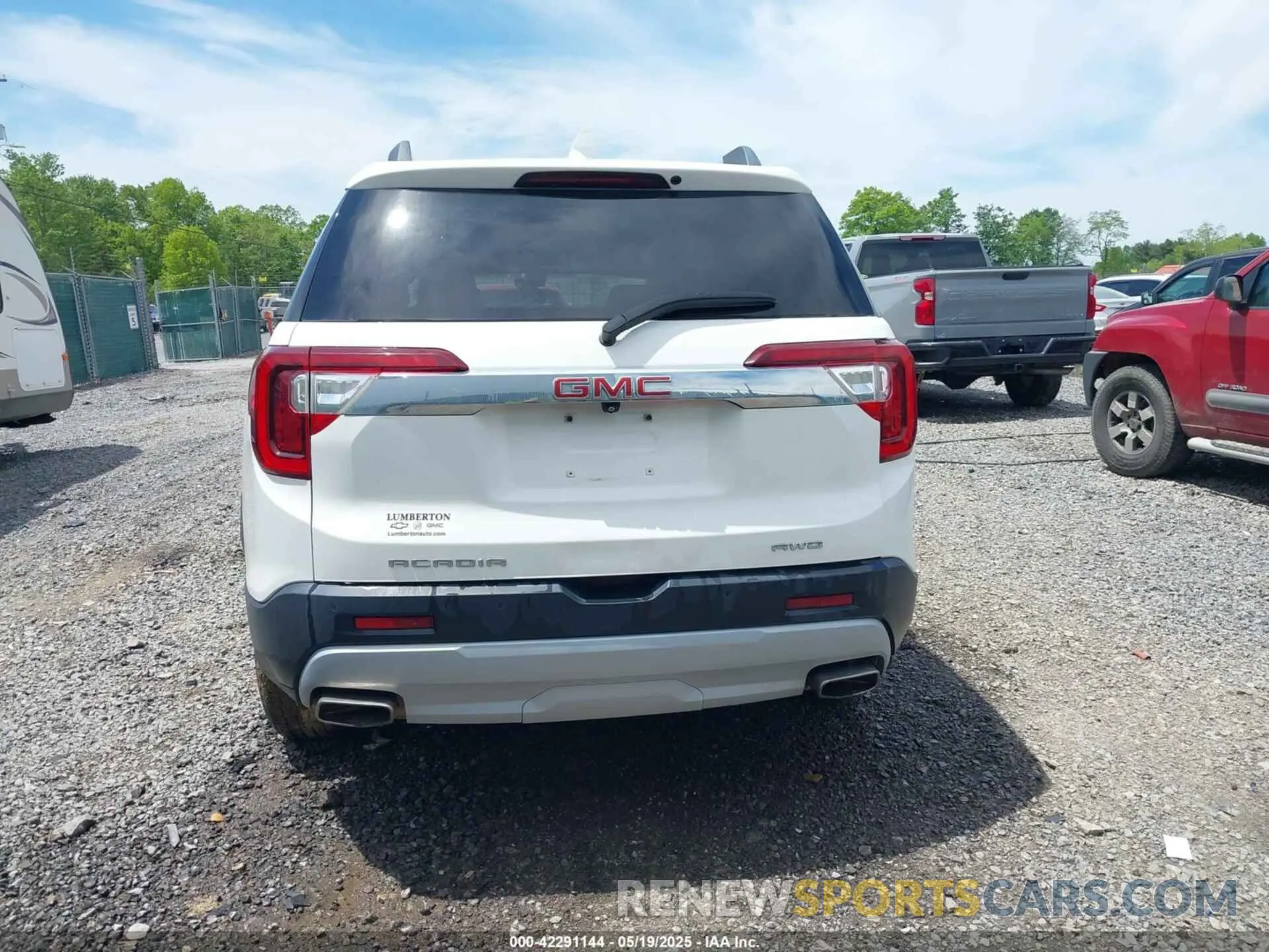 17 Photograph of a damaged car 1GKKNULS3MZ162595 GMC ACADIA 2021