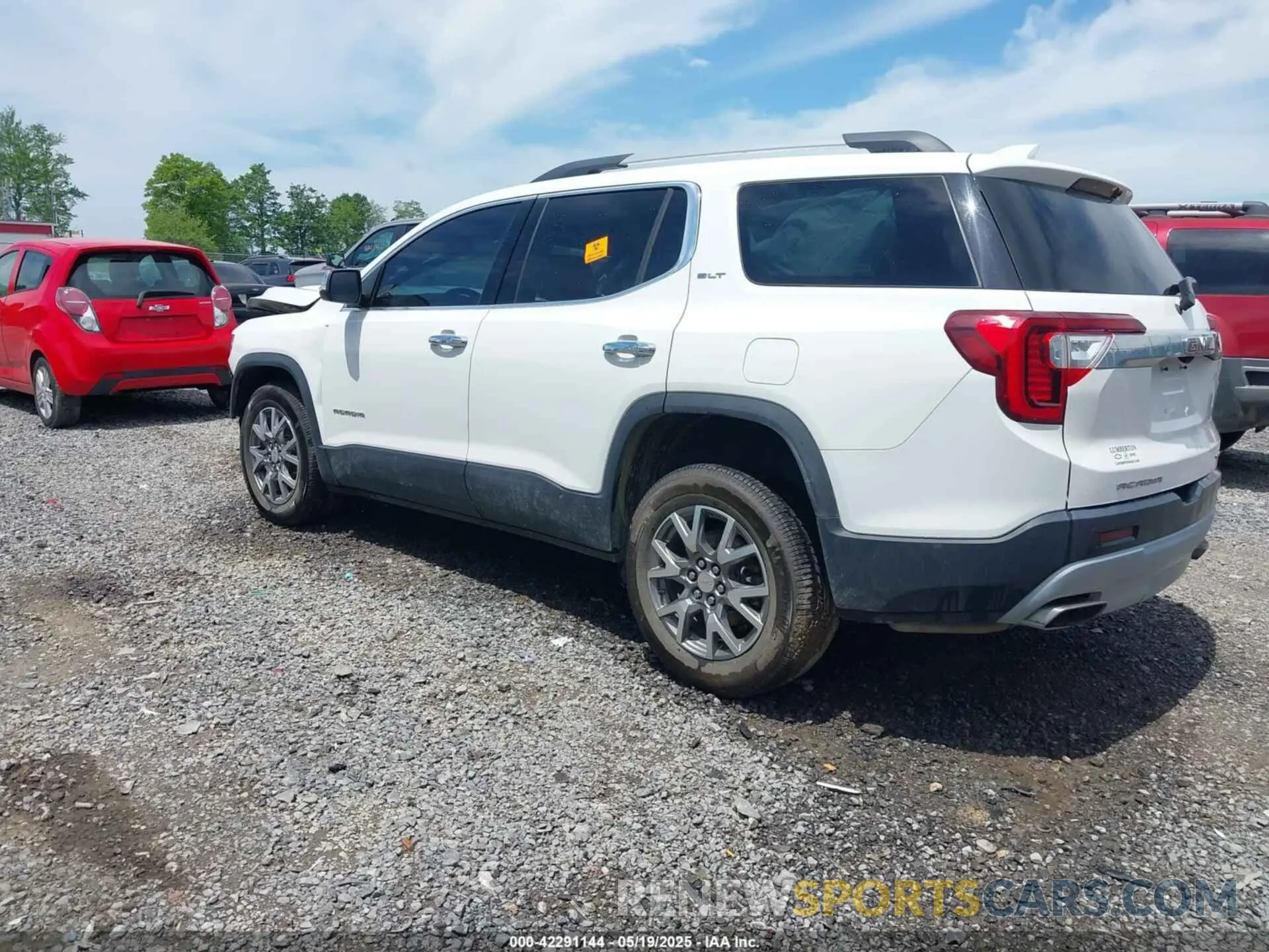 3 Photograph of a damaged car 1GKKNULS3MZ162595 GMC ACADIA 2021