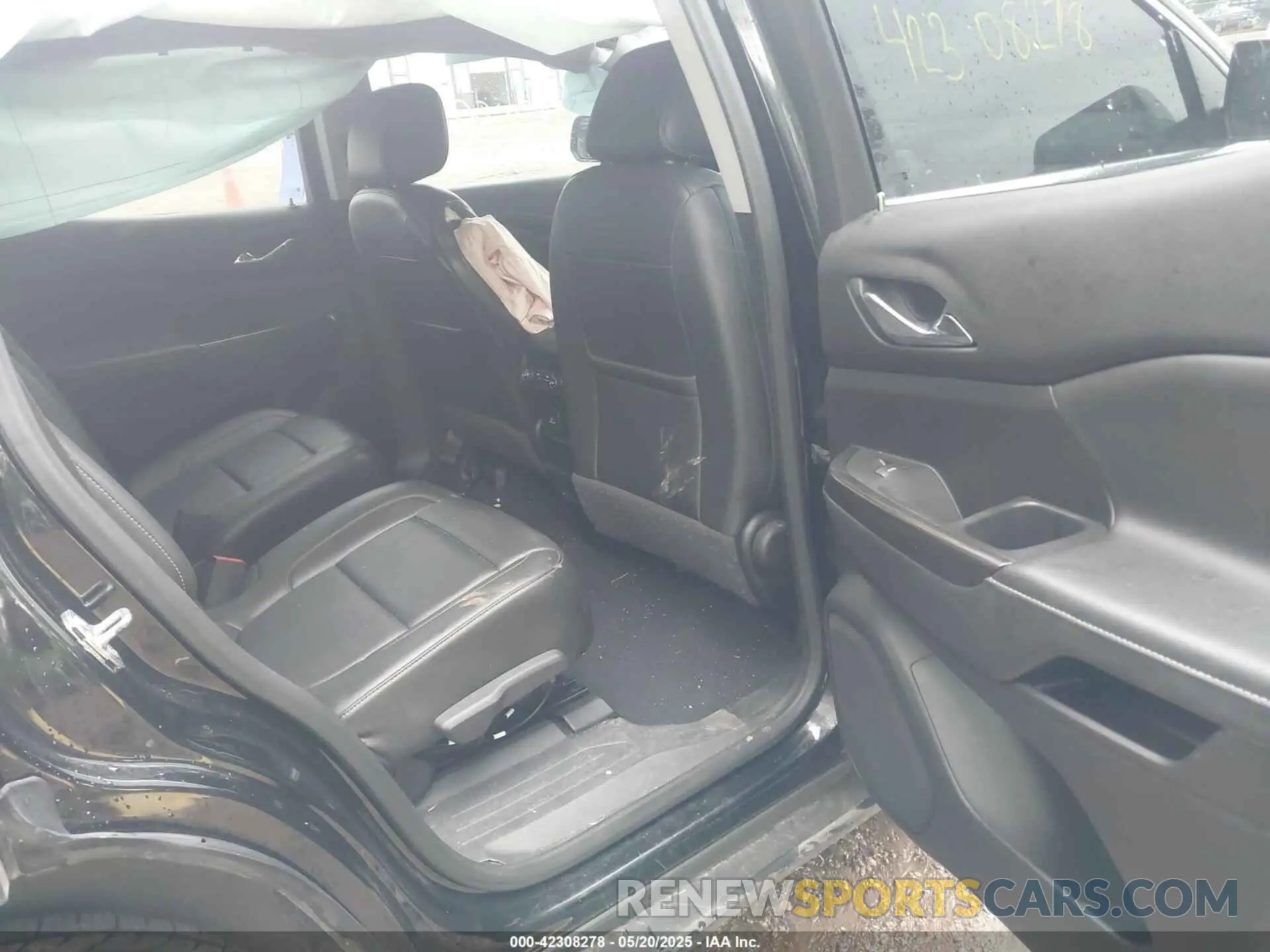 8 Photograph of a damaged car 1GKKNULS6MZ111060 GMC ACADIA 2021