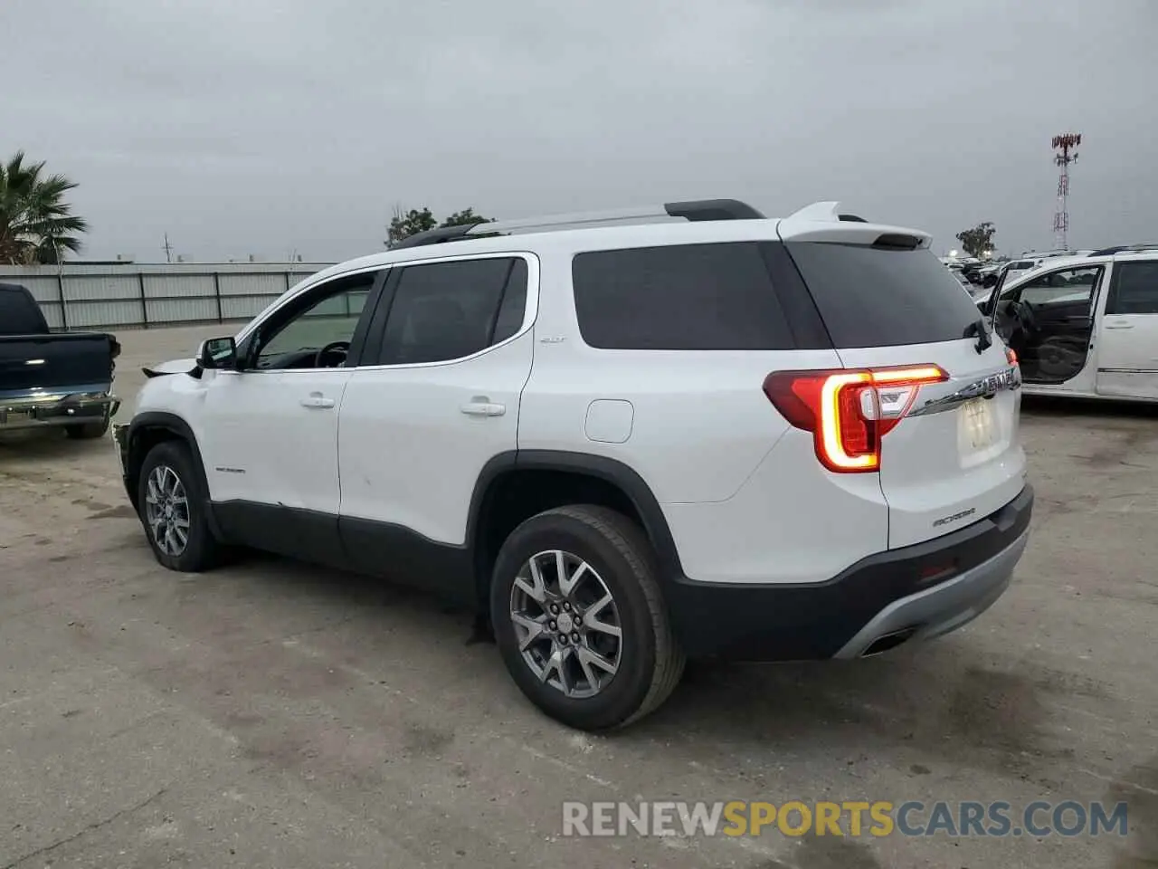 2 Photograph of a damaged car 1GKKNULS9MZ219995 GMC ACADIA 2021