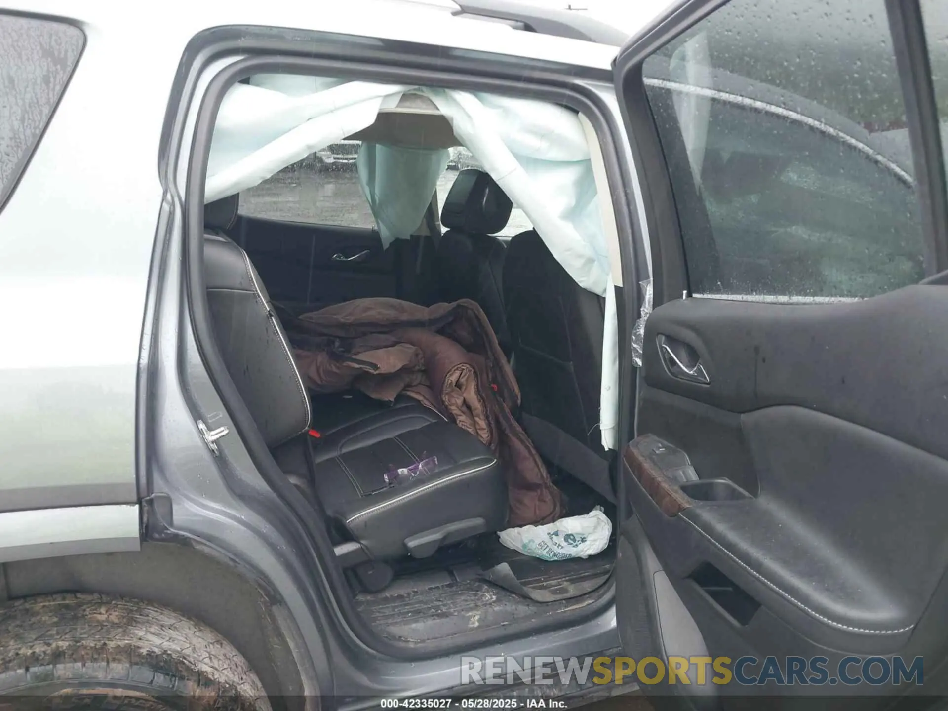 8 Photograph of a damaged car 1GKKNXLS1MZ160927 GMC ACADIA 2021