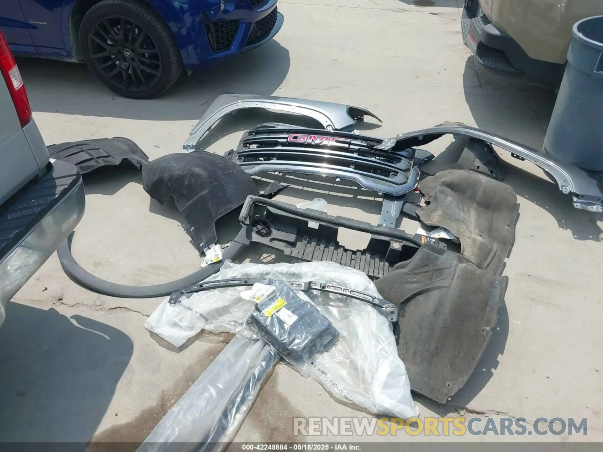 12 Photograph of a damaged car 1GKKNLLS1NZ128442 GMC ACADIA 2022