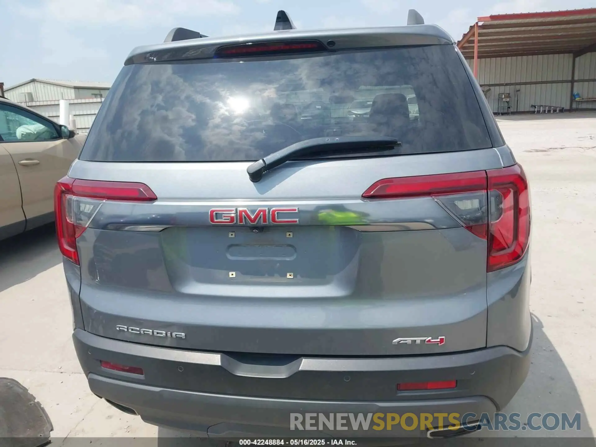 17 Photograph of a damaged car 1GKKNLLS1NZ128442 GMC ACADIA 2022
