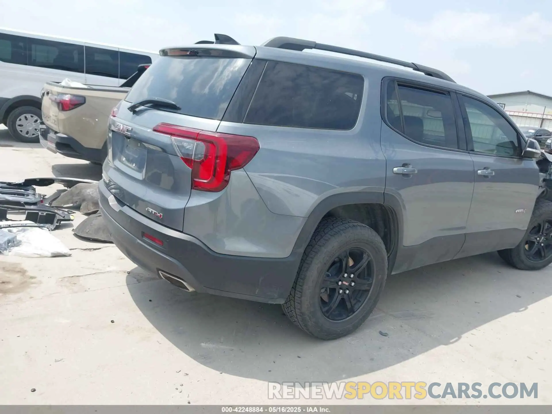 4 Photograph of a damaged car 1GKKNLLS1NZ128442 GMC ACADIA 2022
