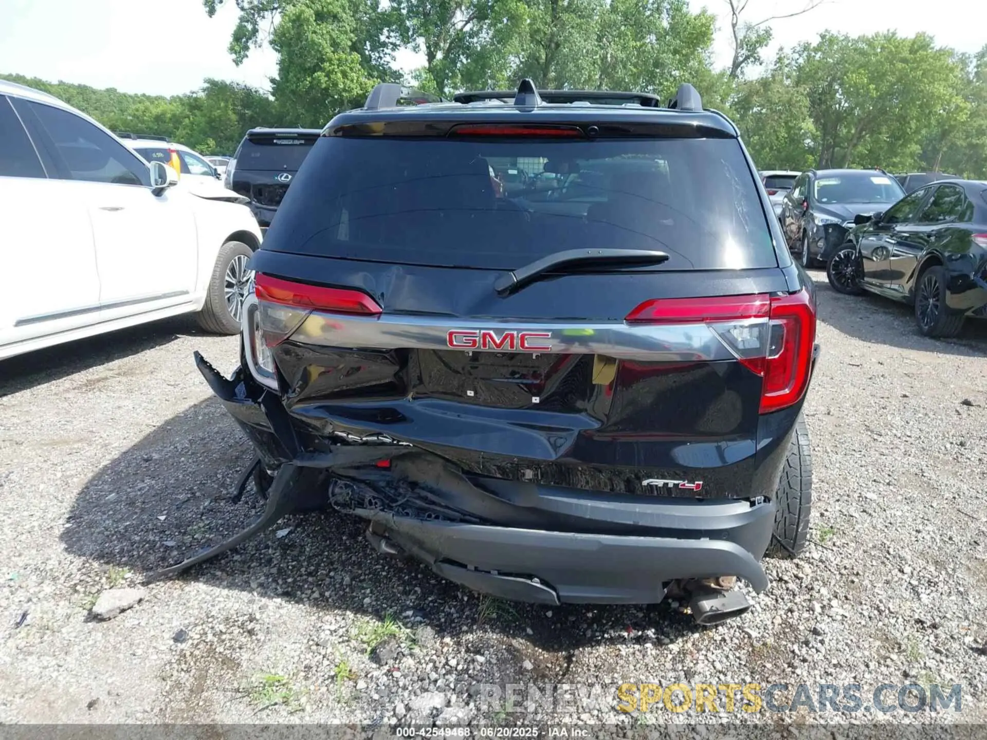 16 Photograph of a damaged car 1GKKNLLS4NZ169101 GMC ACADIA 2022