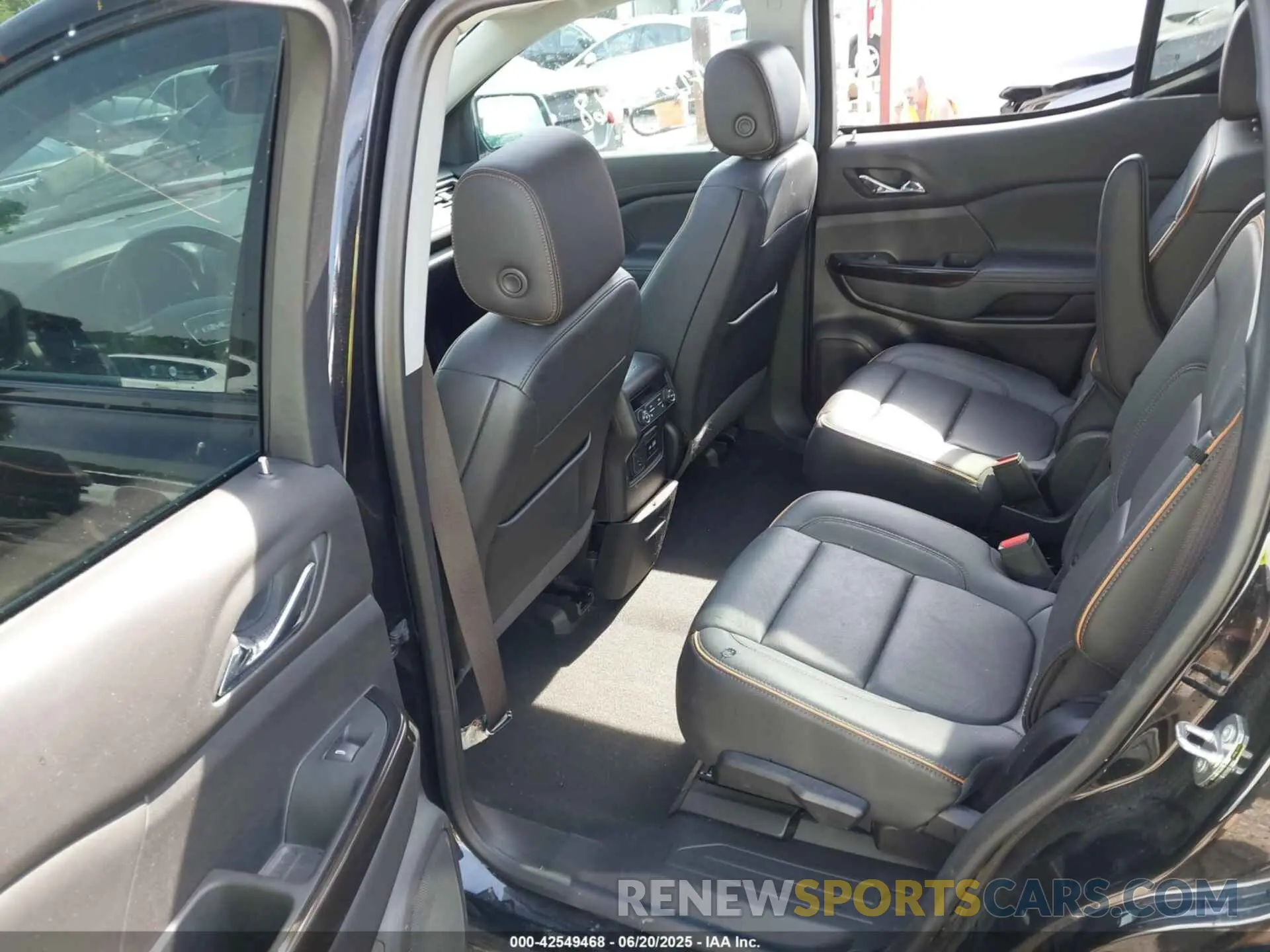 8 Photograph of a damaged car 1GKKNLLS4NZ169101 GMC ACADIA 2022