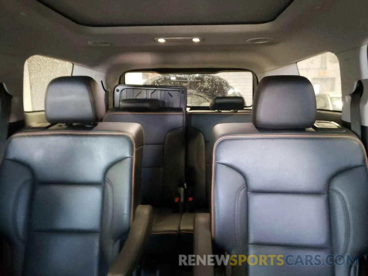10 Photograph of a damaged car 1GKKNLLS5NZ127570 GMC ACADIA 2022