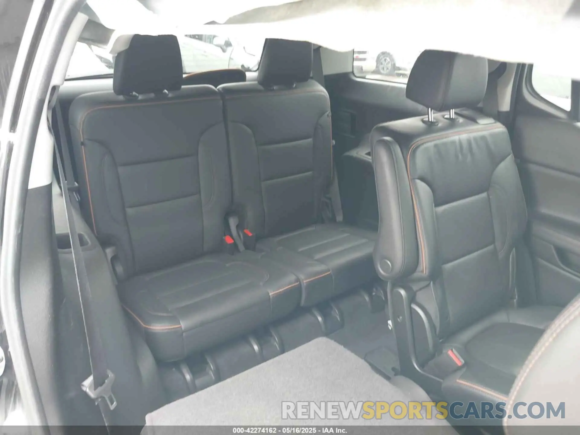 8 Photograph of a damaged car 1GKKNLLS9NZ136305 GMC ACADIA 2022