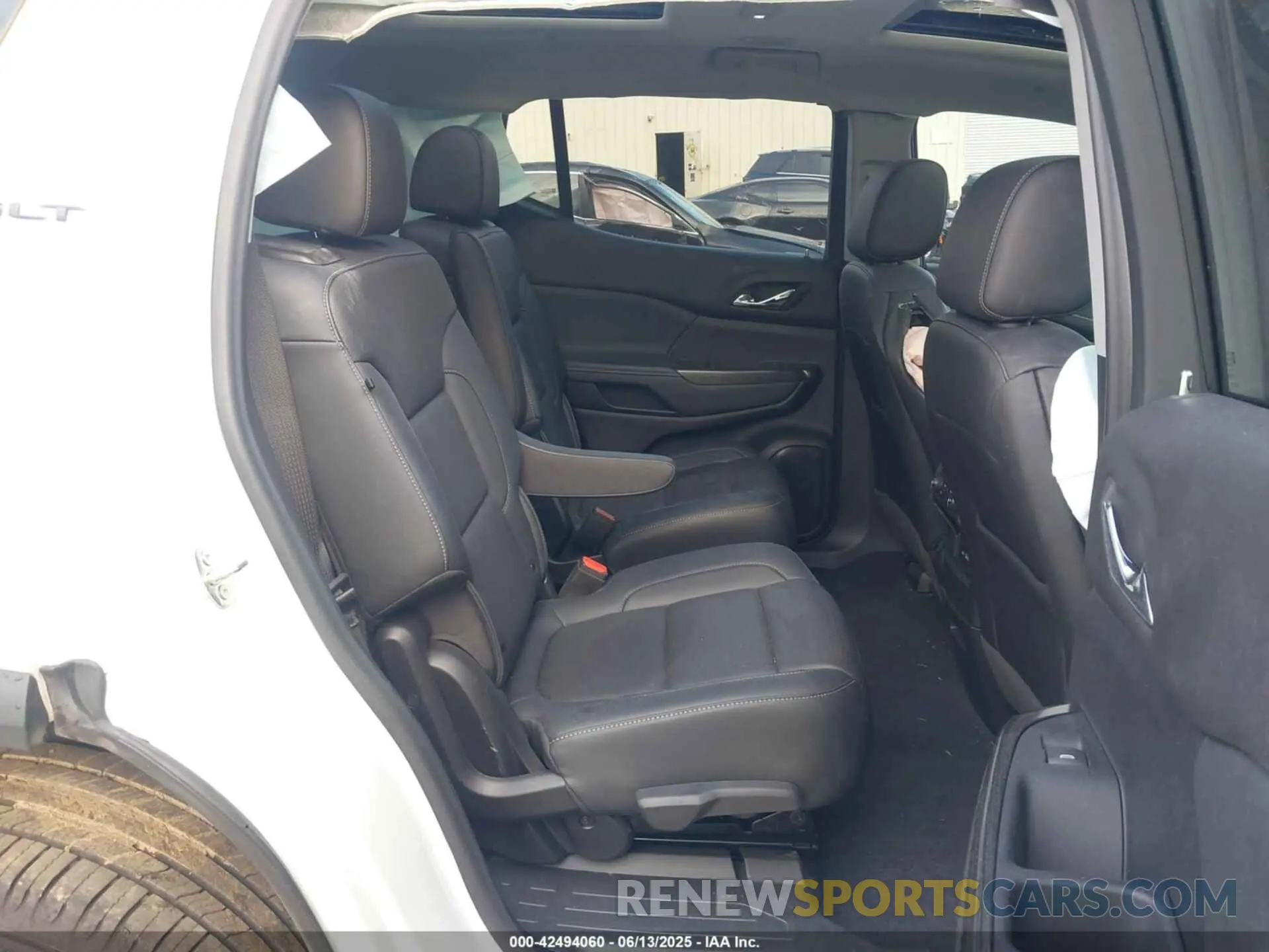 8 Photograph of a damaged car 1GKKNMLS0NZ175371 GMC ACADIA 2022