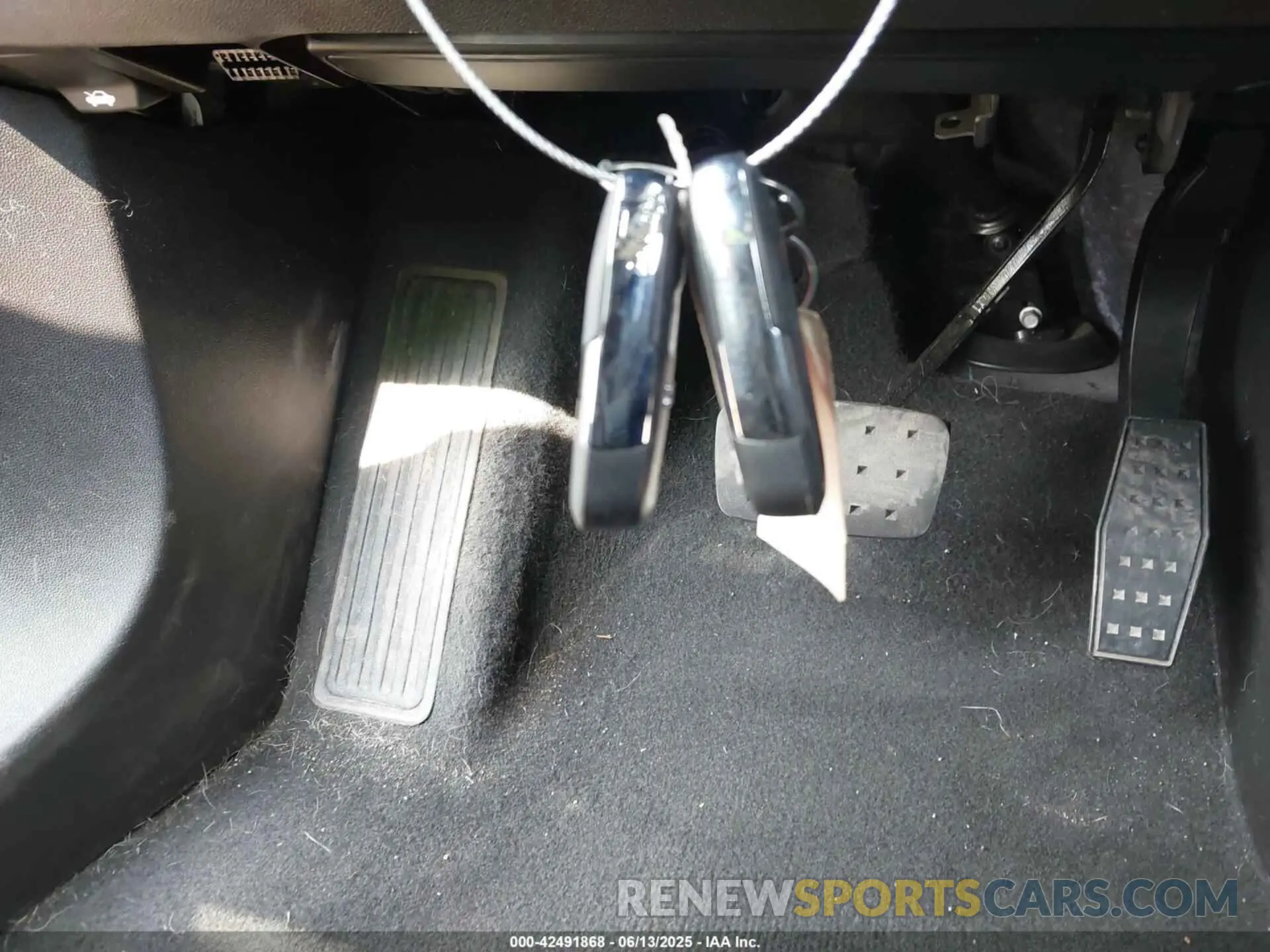 11 Photograph of a damaged car 1GKKNRL46NZ157035 GMC ACADIA 2022