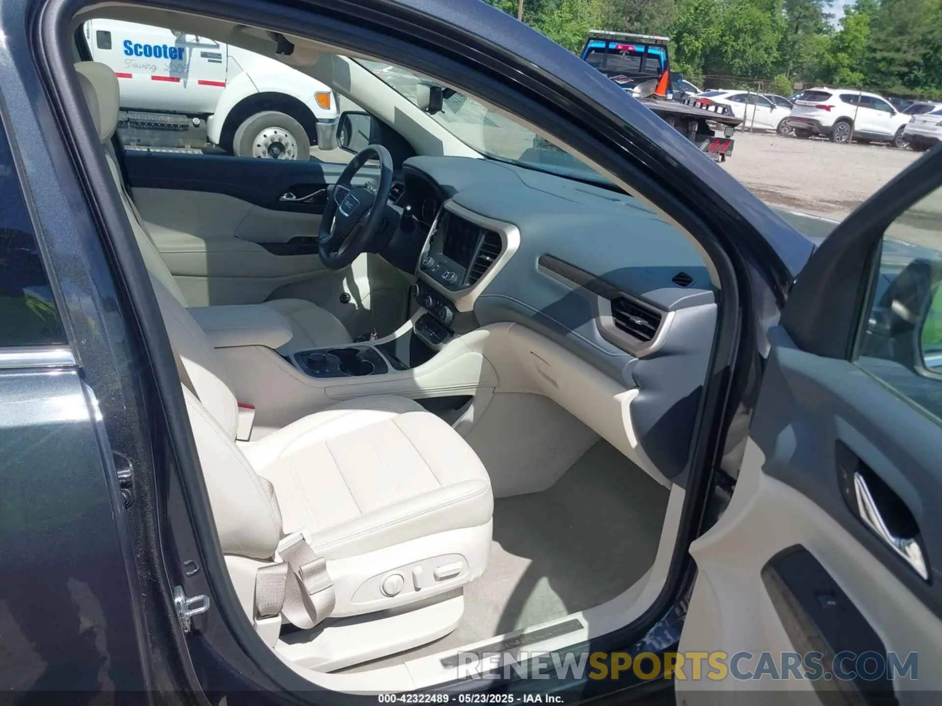 5 Photograph of a damaged car 1GKKNXLS0NZ168843 GMC ACADIA 2022