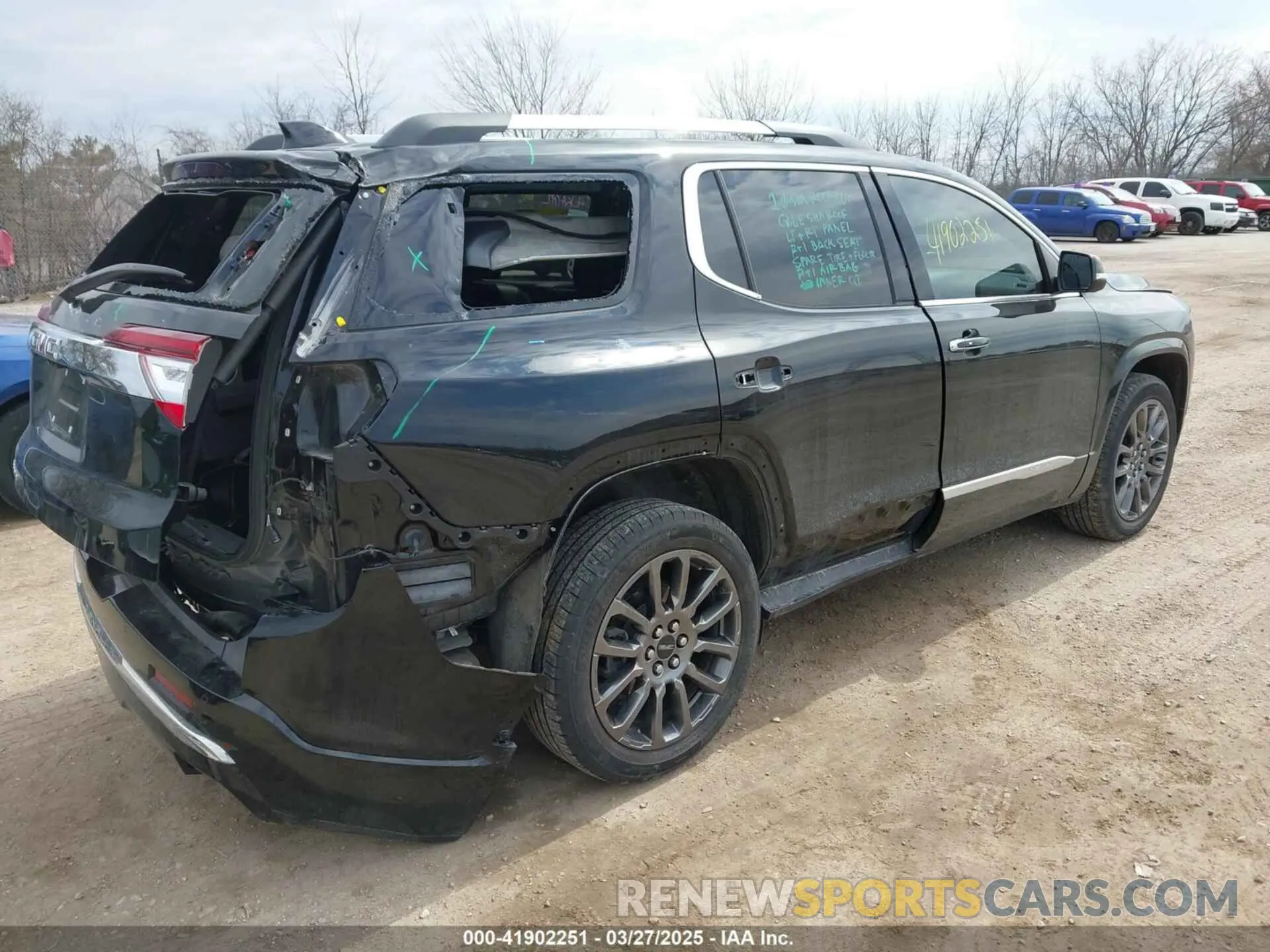 4 Photograph of a damaged car 1GKKNXLS6NZ143347 GMC ACADIA 2022