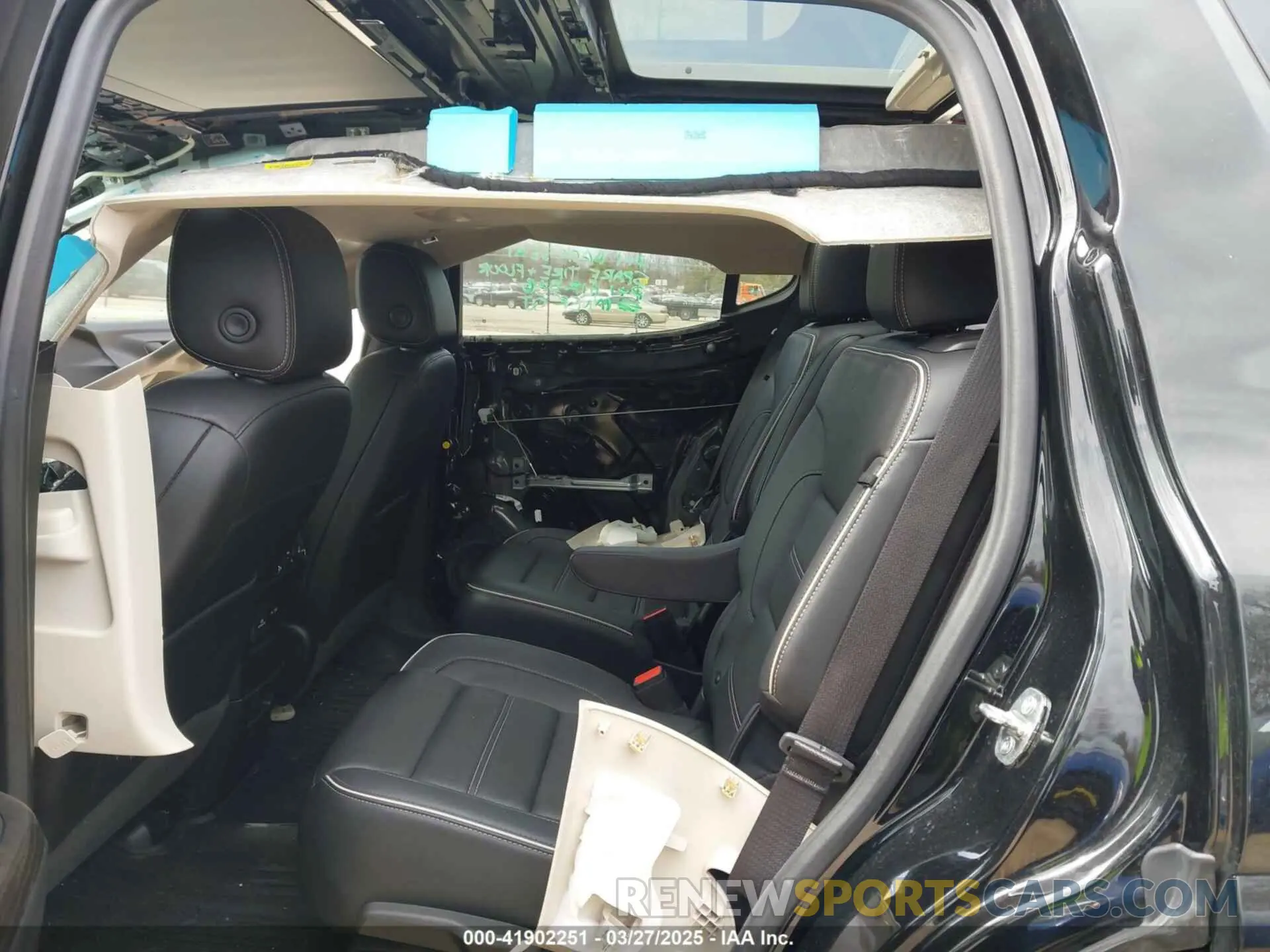 8 Photograph of a damaged car 1GKKNXLS6NZ143347 GMC ACADIA 2022