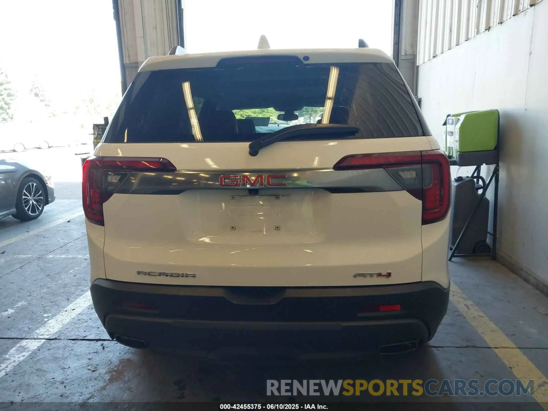 17 Photograph of a damaged car 1GKKNLLS1PZ203854 GMC ACADIA 2023
