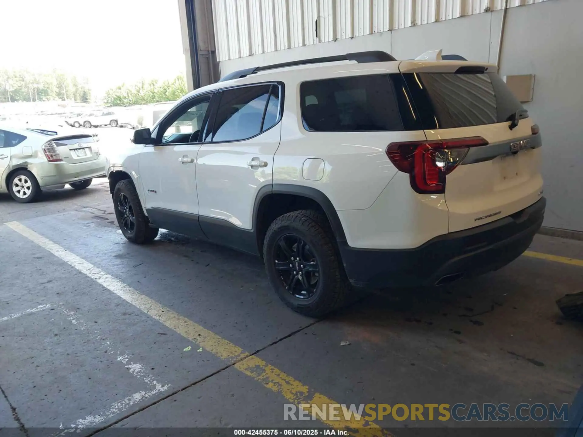3 Photograph of a damaged car 1GKKNLLS1PZ203854 GMC ACADIA 2023