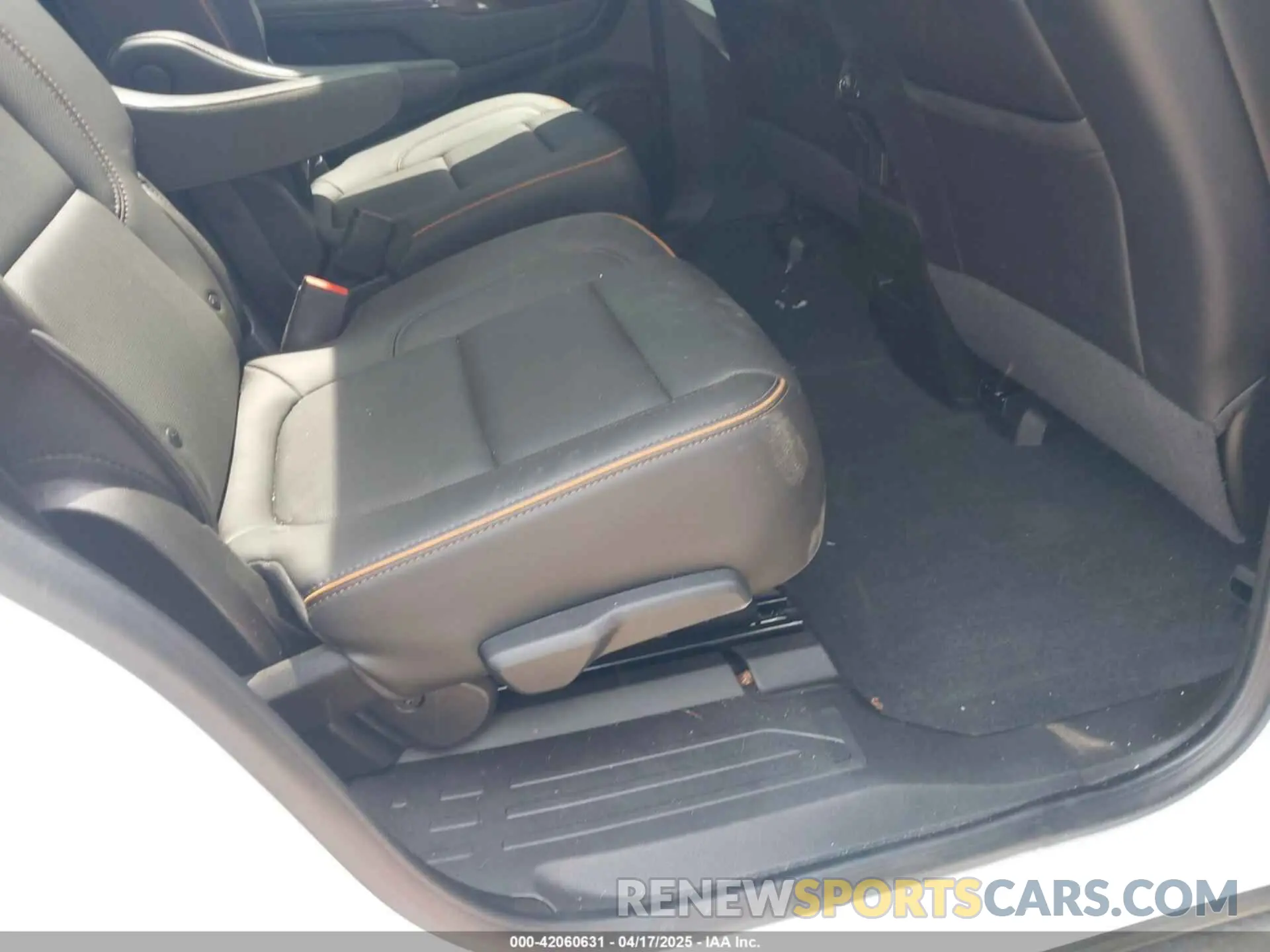 8 Photograph of a damaged car 1GKKNLLS1PZ248079 GMC ACADIA 2023