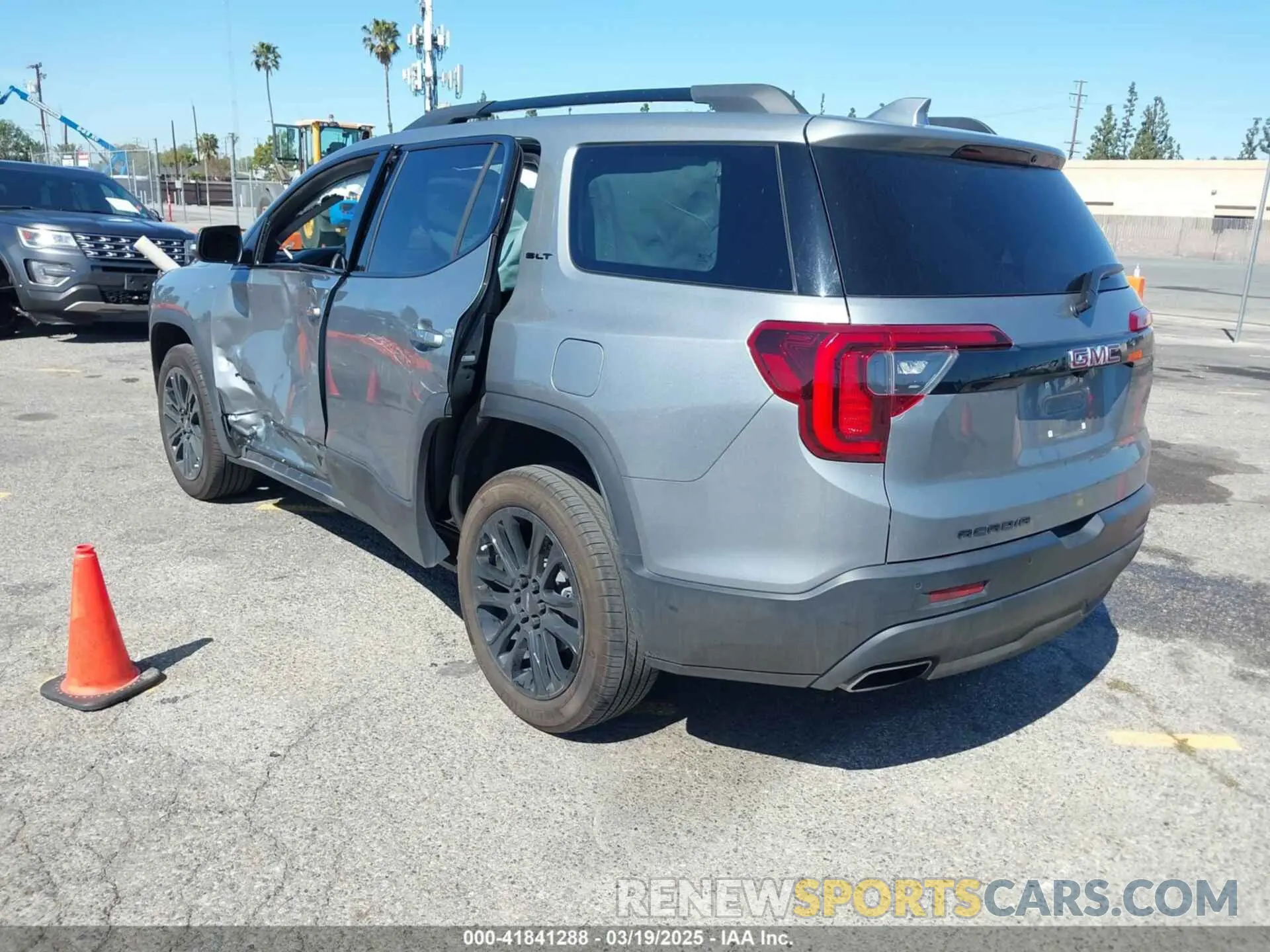 3 Фотография поврежденного автомобиля 1GKKNML40PZ119581 GMC ACADIA 2023