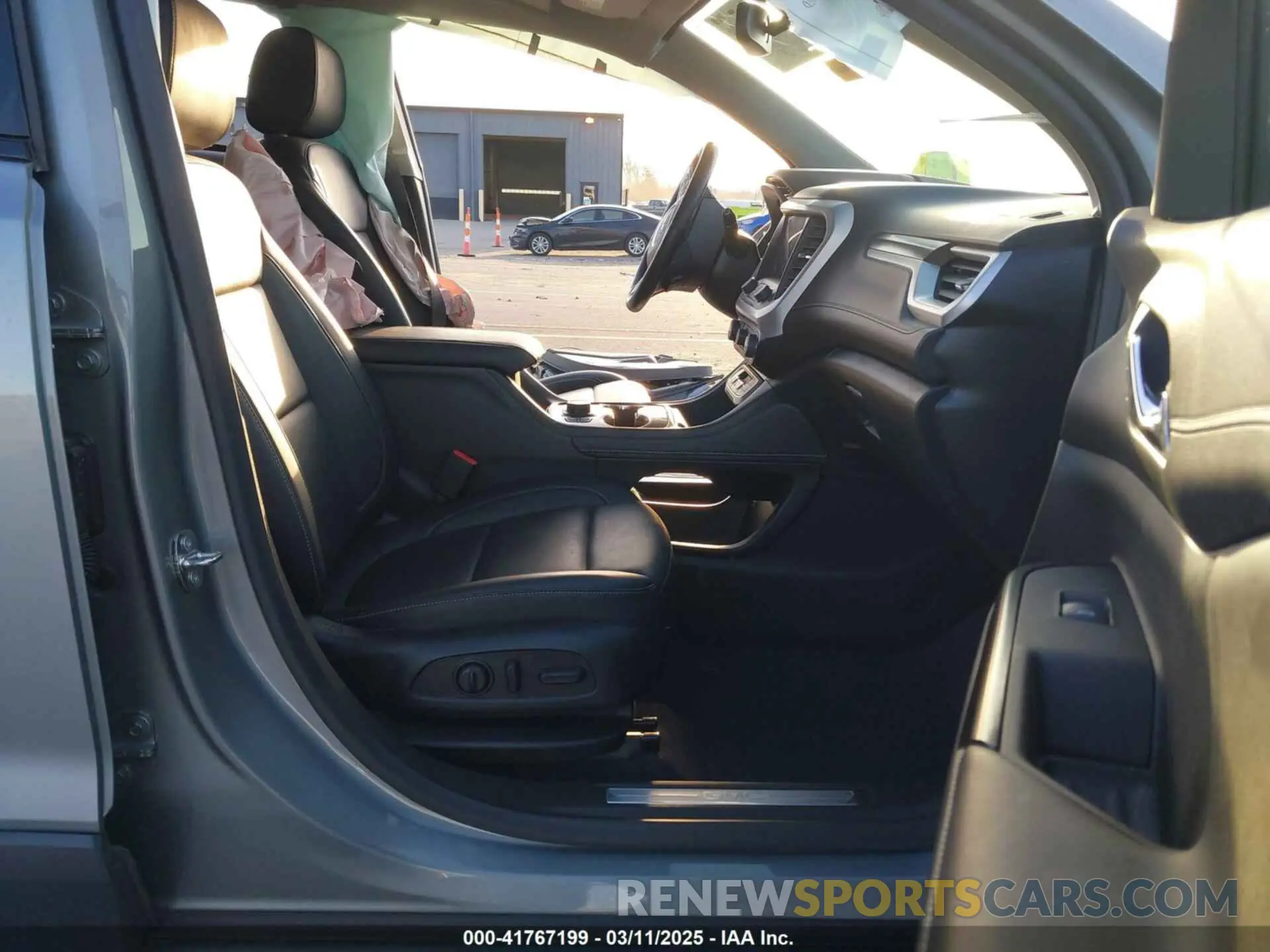 5 Photograph of a damaged car 1GKKNMLS8PZ212914 GMC ACADIA 2023