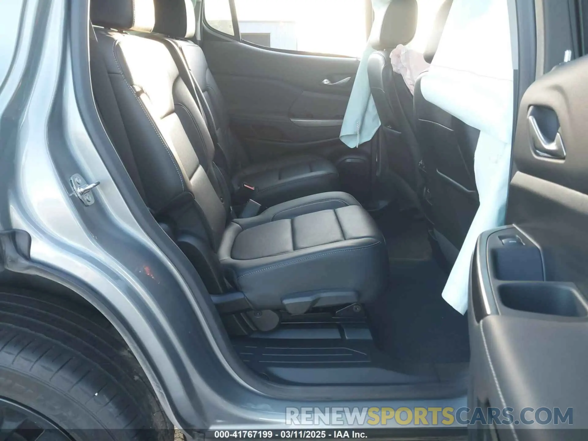 8 Photograph of a damaged car 1GKKNMLS8PZ212914 GMC ACADIA 2023
