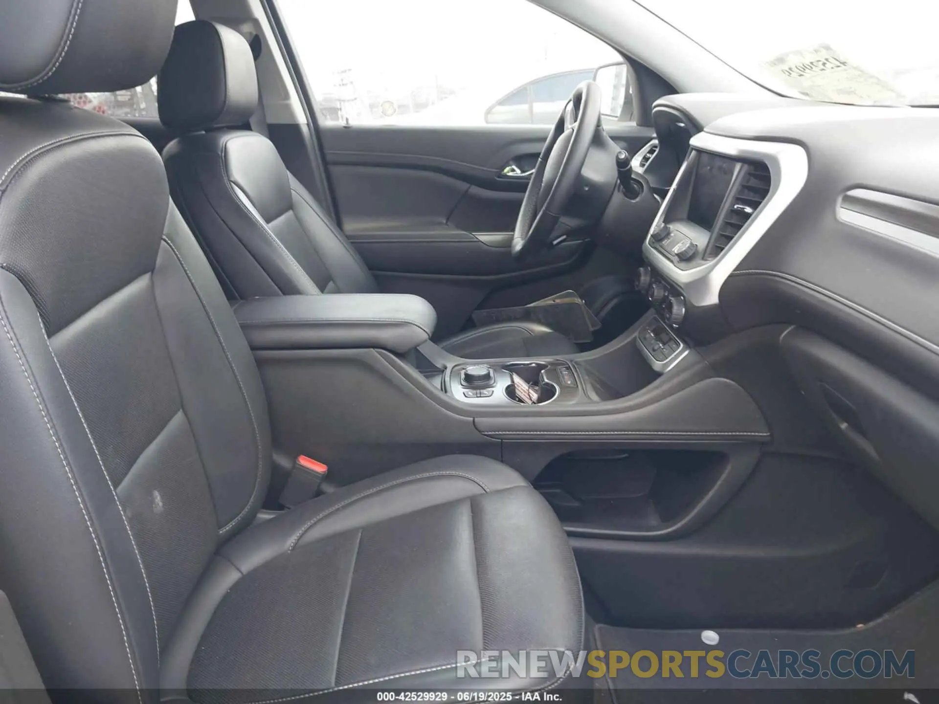 5 Photograph of a damaged car 1GKKNUL45PZ201984 GMC ACADIA 2023