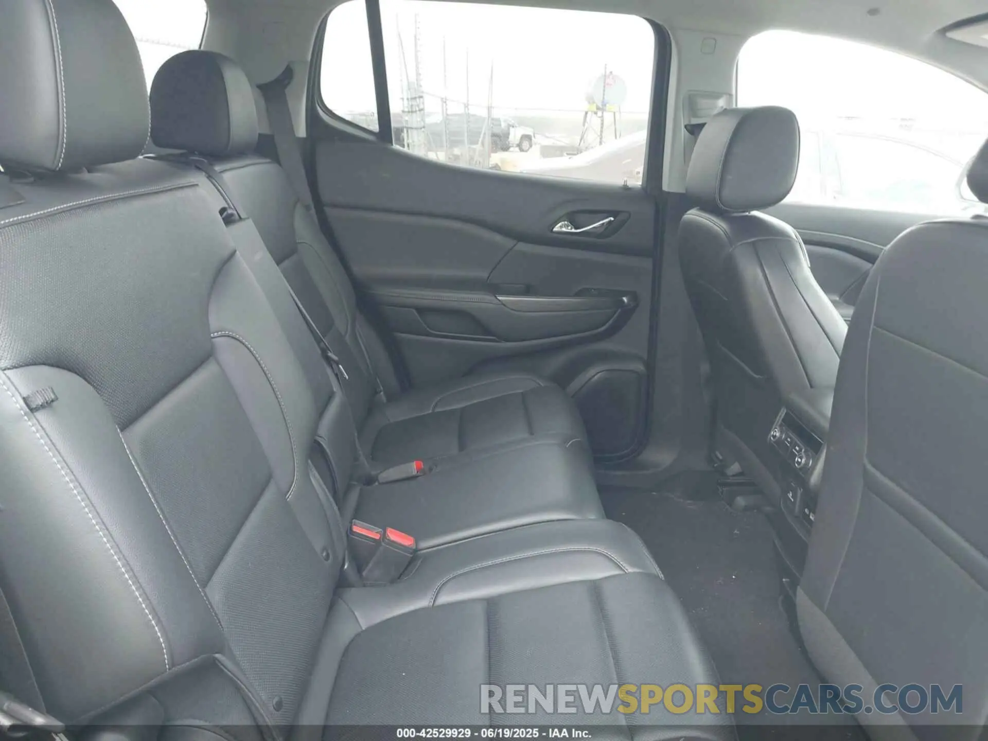 8 Photograph of a damaged car 1GKKNUL45PZ201984 GMC ACADIA 2023