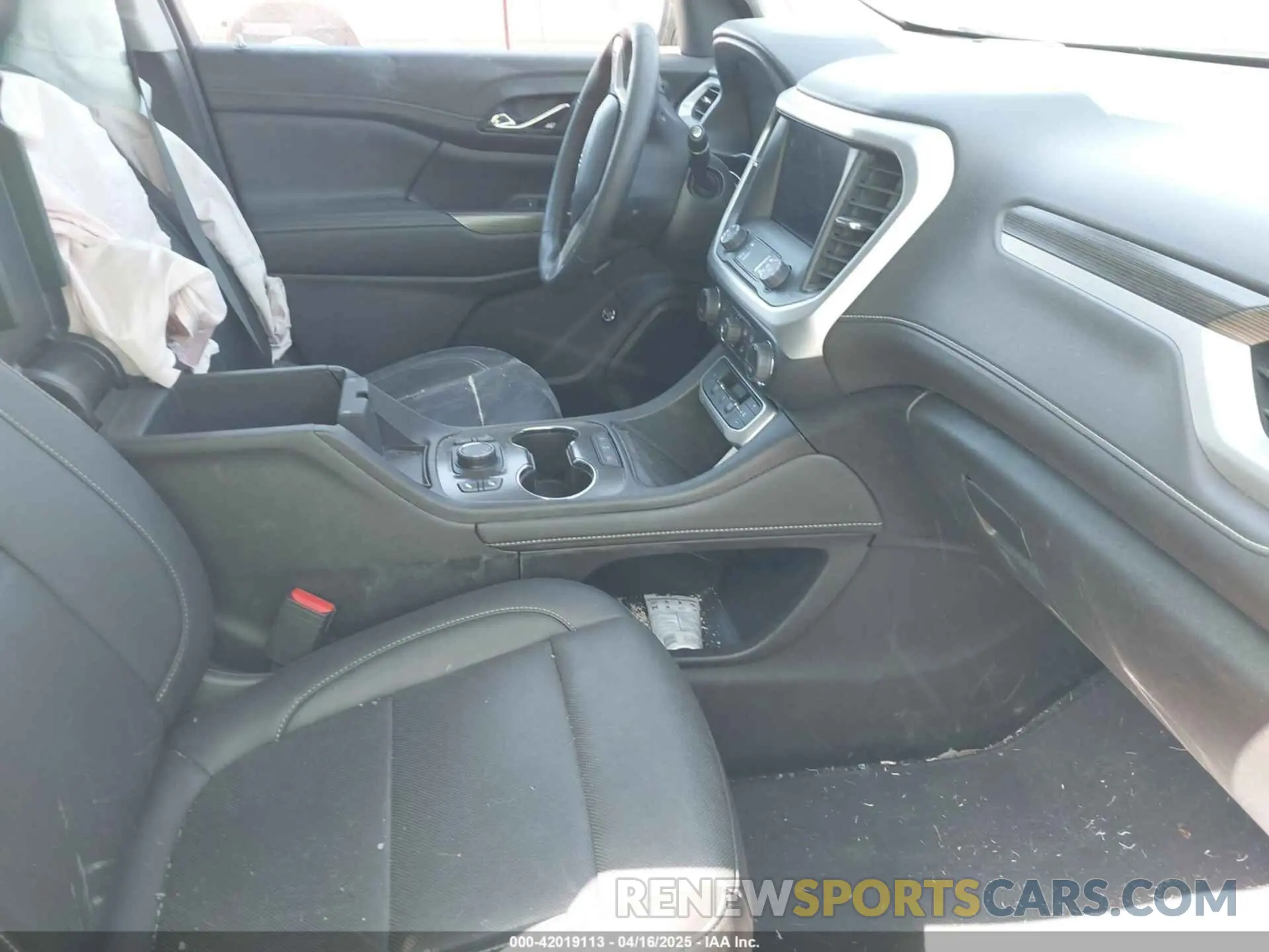 5 Photograph of a damaged car 1GKKNUL45PZ233933 GMC ACADIA 2023