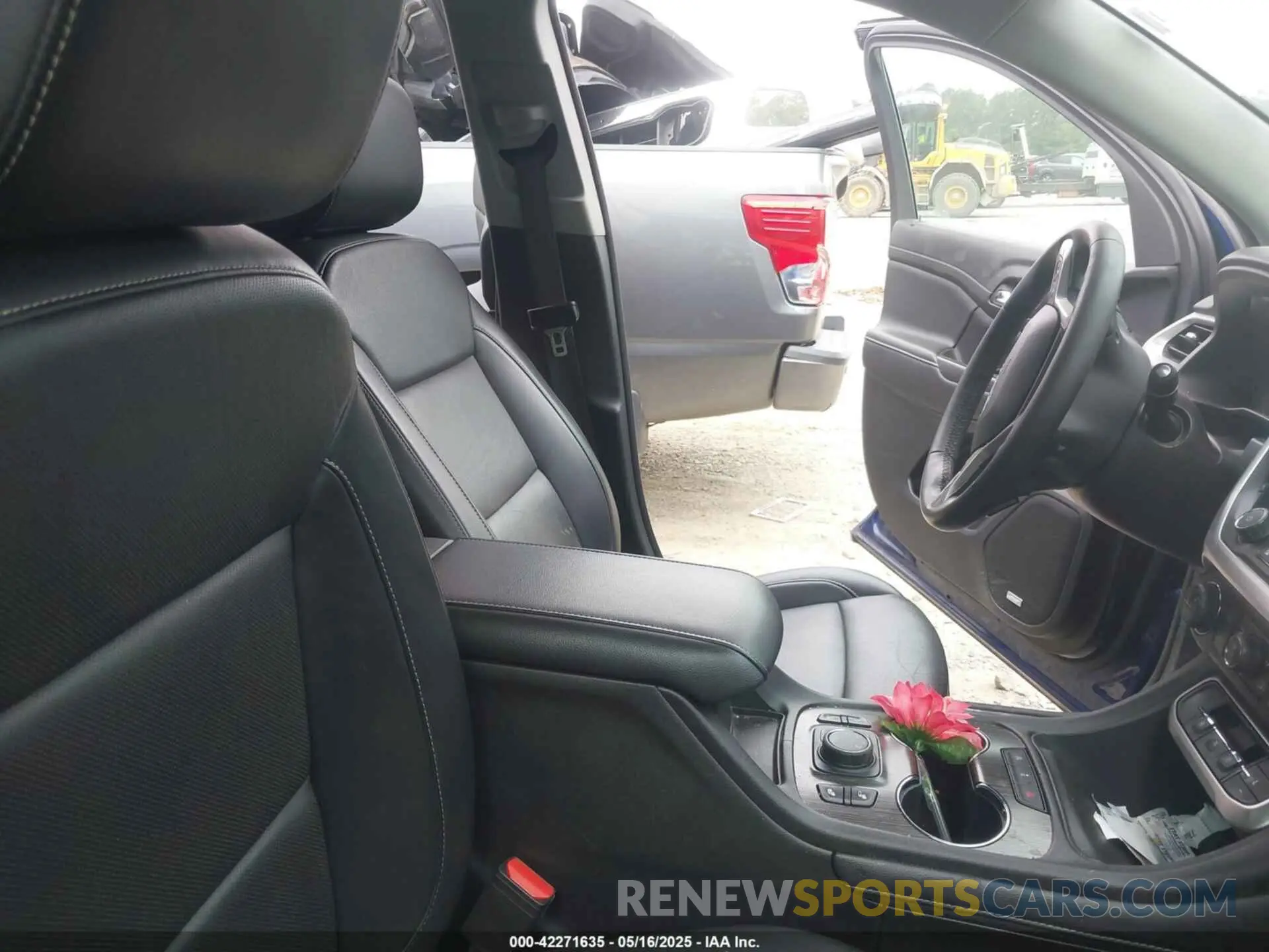 5 Photograph of a damaged car 1GKKNUL45PZ234113 GMC ACADIA 2023