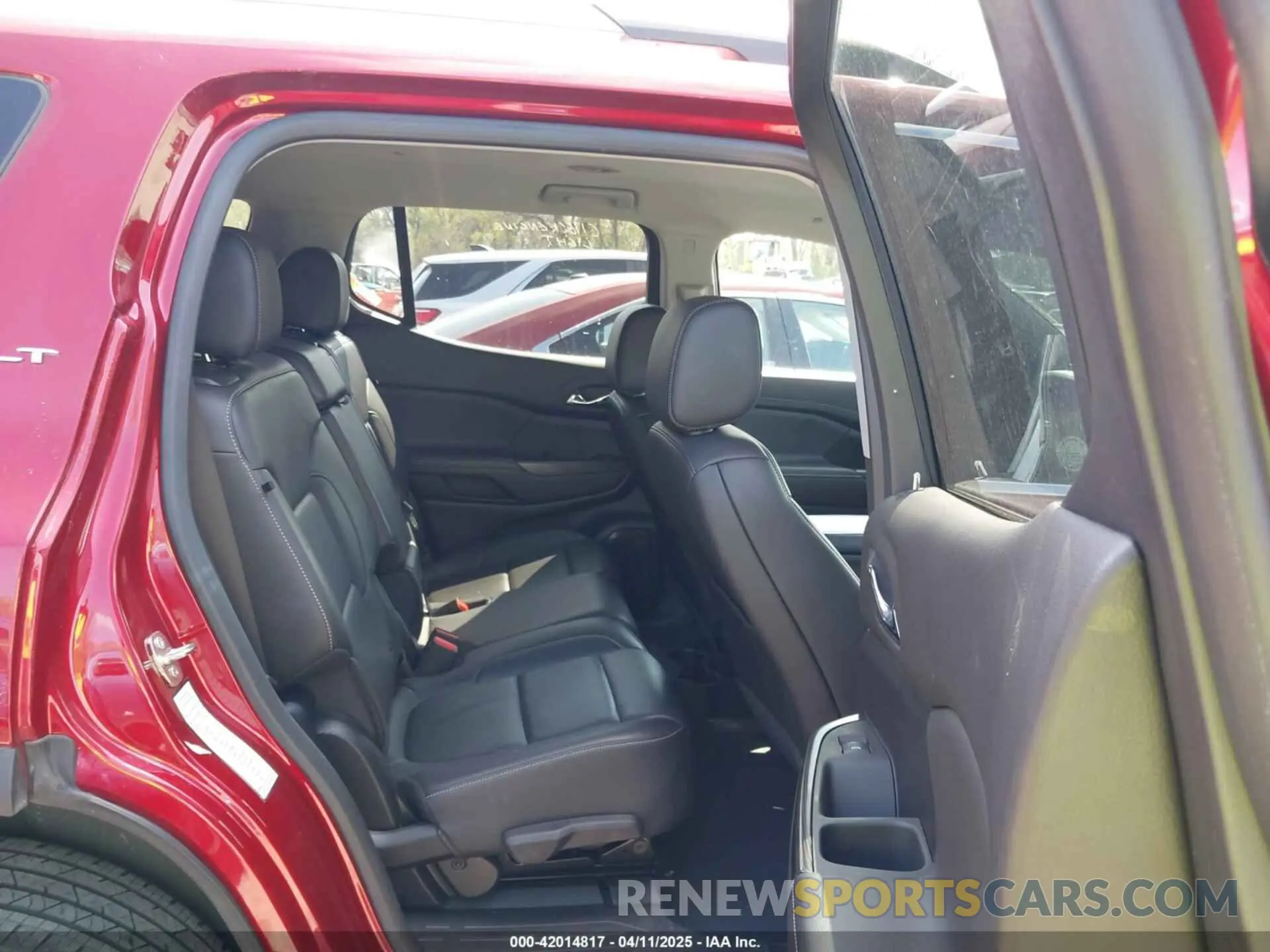 8 Photograph of a damaged car 1GKKNUL49PZ200966 GMC ACADIA 2023