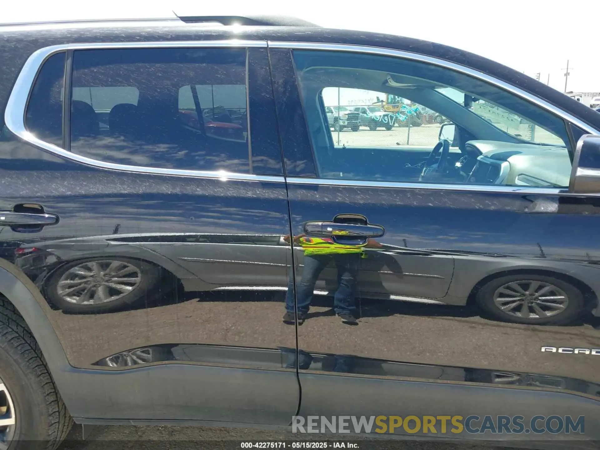 13 Photograph of a damaged car 1GKKNUL4XPZ234253 GMC ACADIA 2023