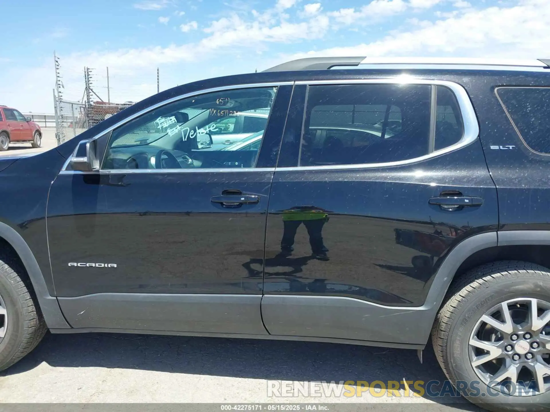 14 Photograph of a damaged car 1GKKNUL4XPZ234253 GMC ACADIA 2023