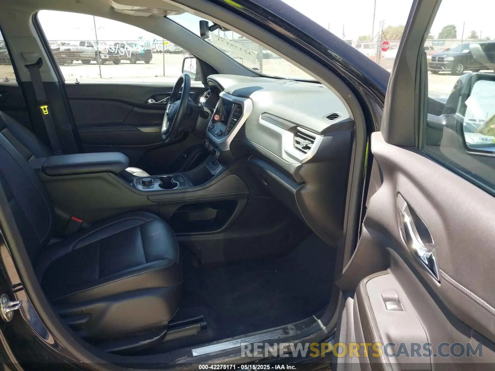 5 Photograph of a damaged car 1GKKNUL4XPZ234253 GMC ACADIA 2023