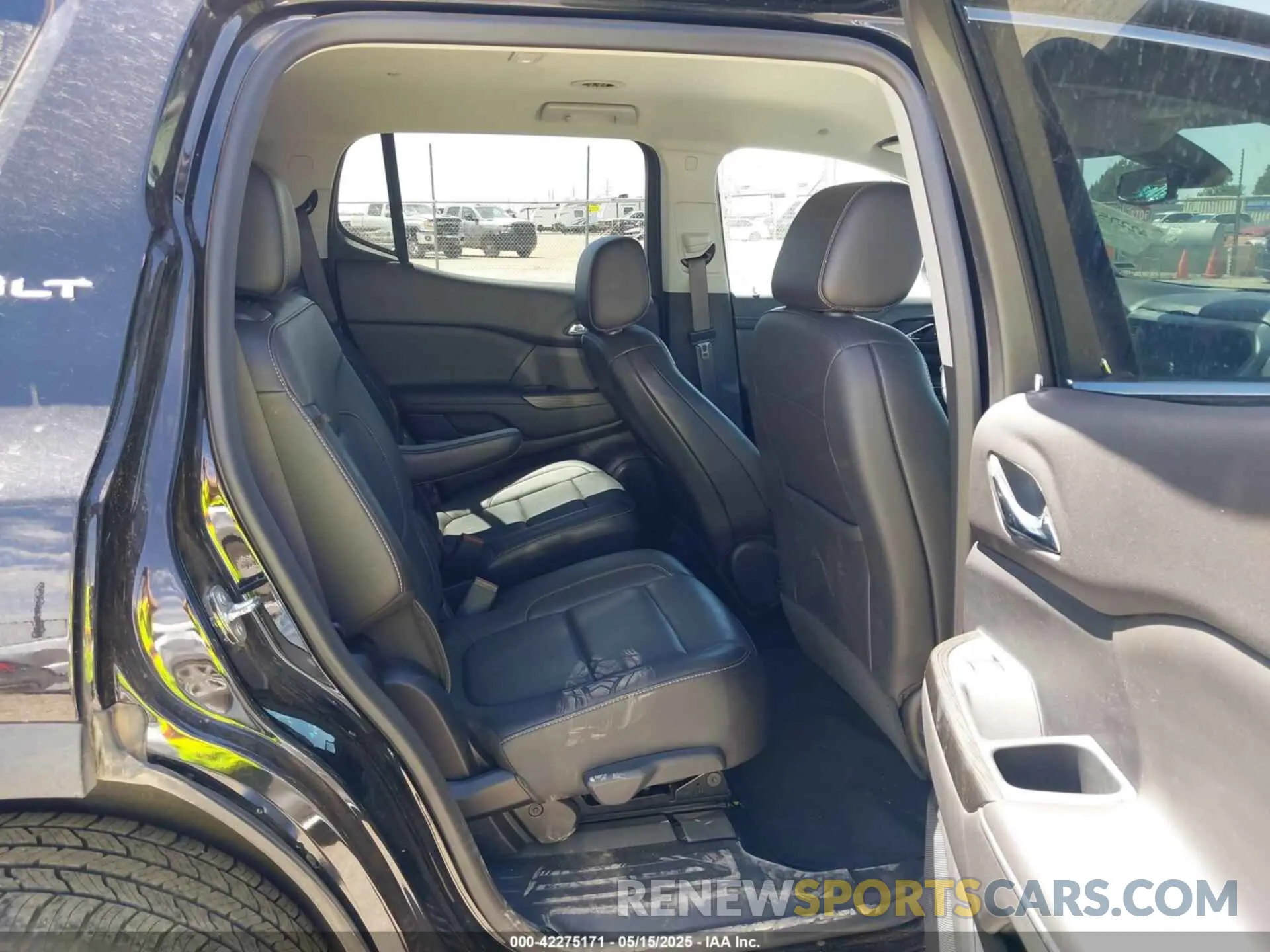 8 Photograph of a damaged car 1GKKNUL4XPZ234253 GMC ACADIA 2023