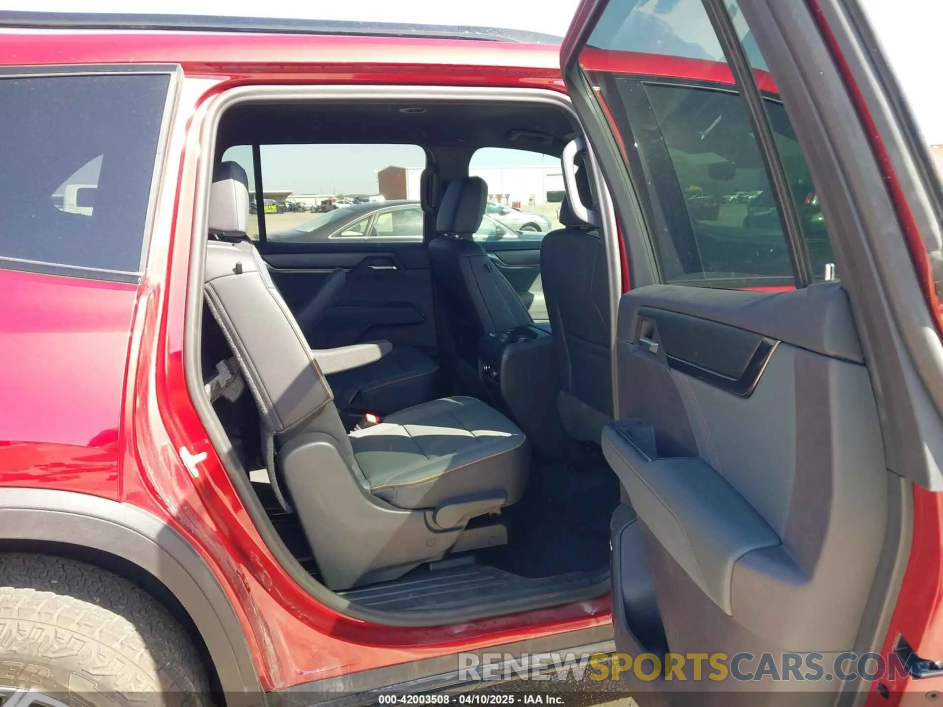 8 Photograph of a damaged car 1GKENPKSXRJ162809 GMC ACADIA 2024