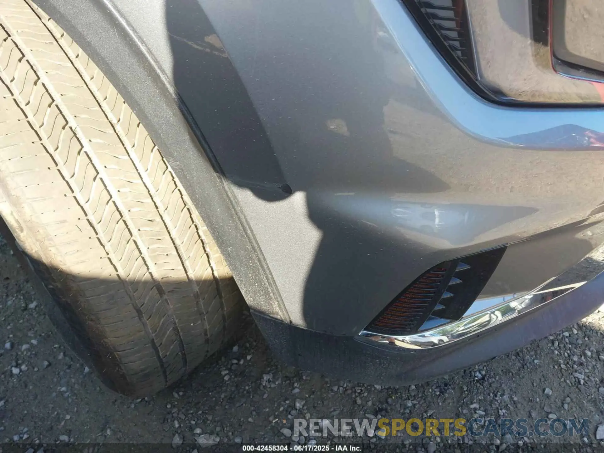 17 Photograph of a damaged car 1GKENKRS0SJ155866 GMC ACADIA 2025