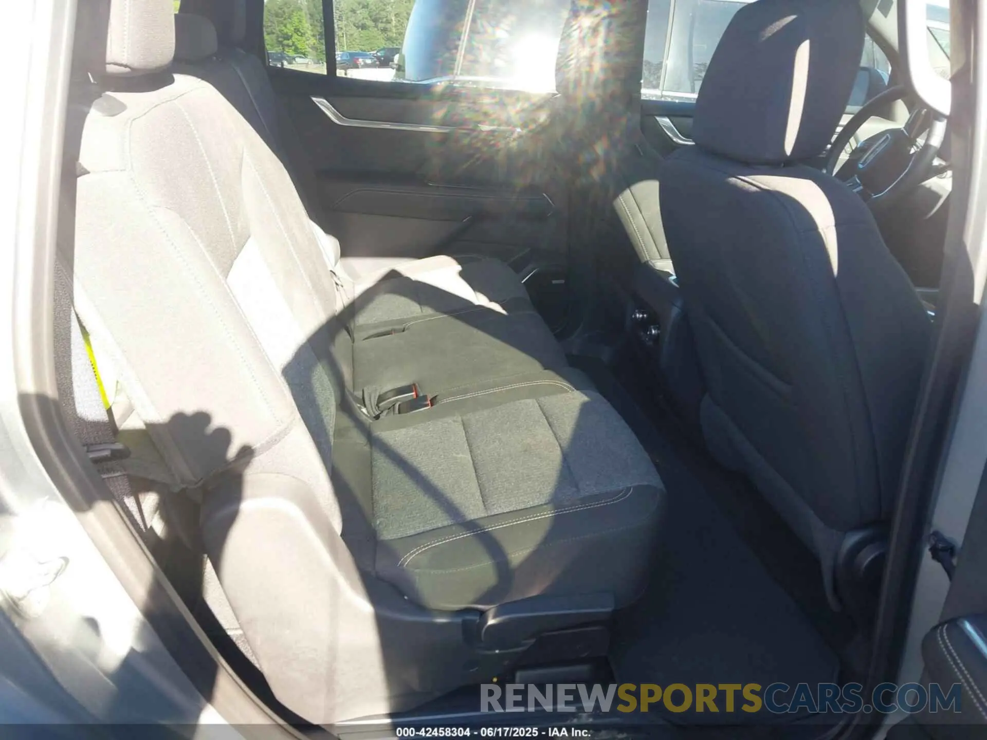 8 Photograph of a damaged car 1GKENKRS0SJ155866 GMC ACADIA 2025