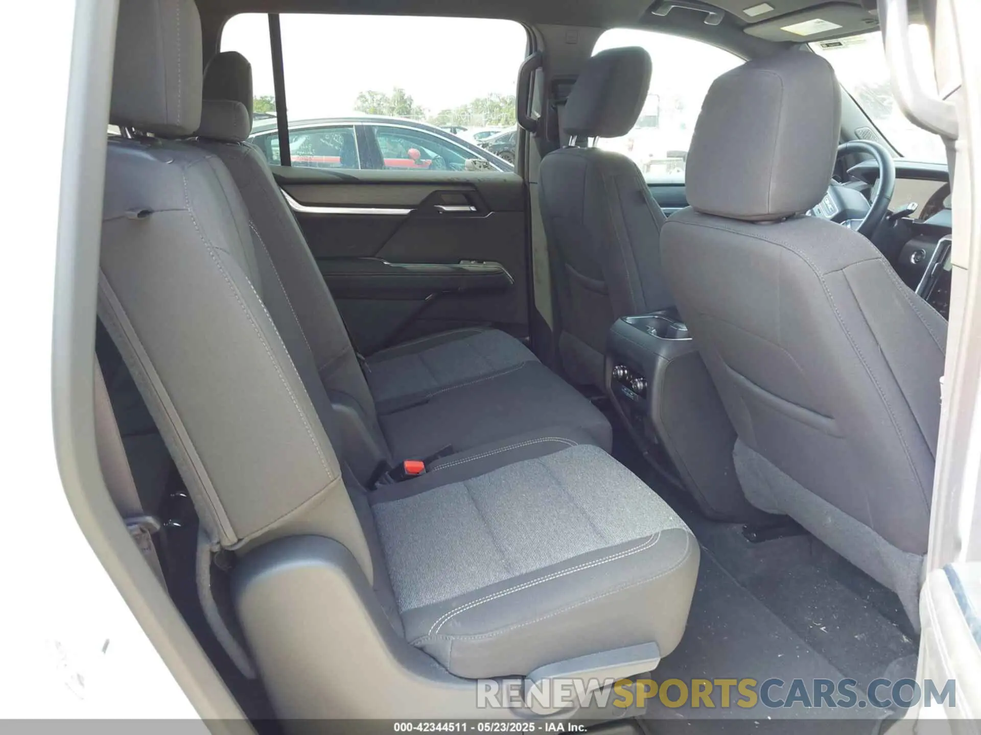 8 Photograph of a damaged car 1GKENKRS2SJ161183 GMC ACADIA 2025