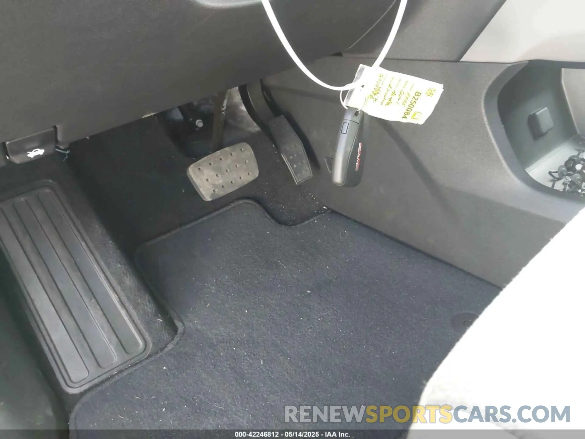 11 Photograph of a damaged car 1GKENKRS3SJ117886 GMC ACADIA 2025