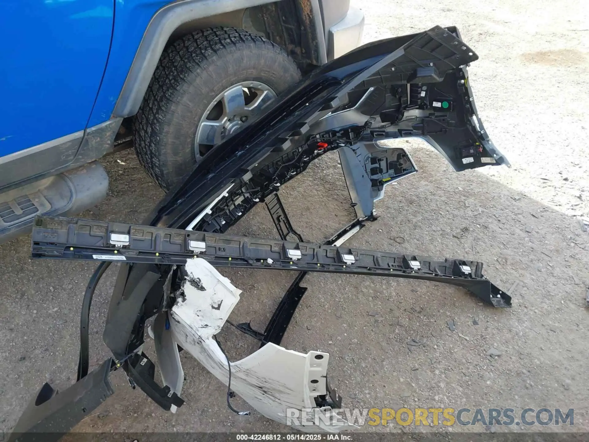 12 Photograph of a damaged car 1GKENKRS3SJ117886 GMC ACADIA 2025