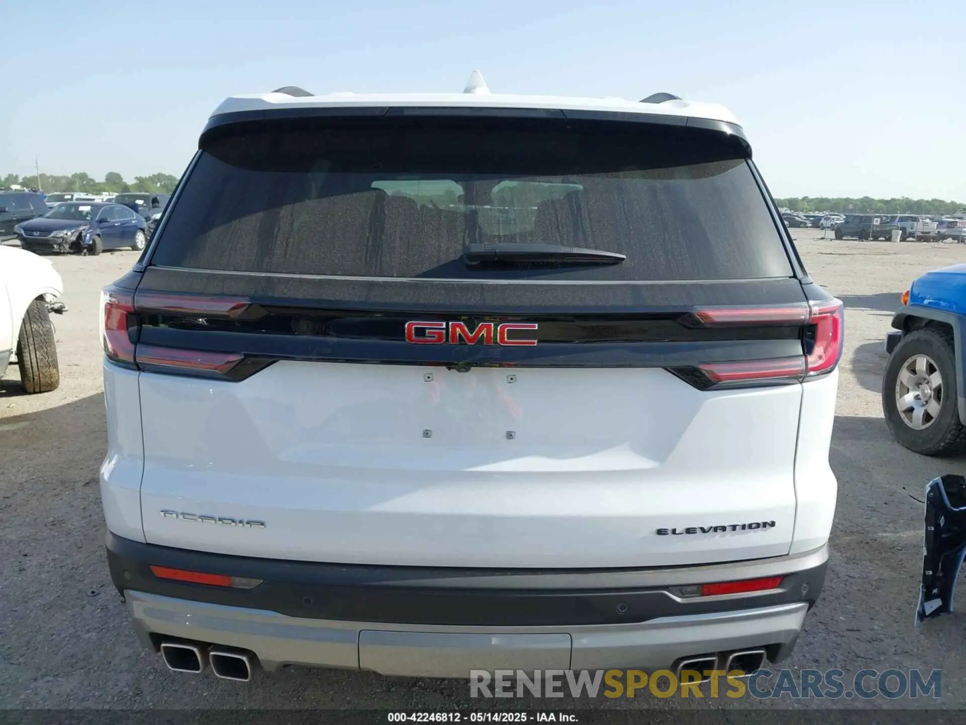 17 Photograph of a damaged car 1GKENKRS3SJ117886 GMC ACADIA 2025
